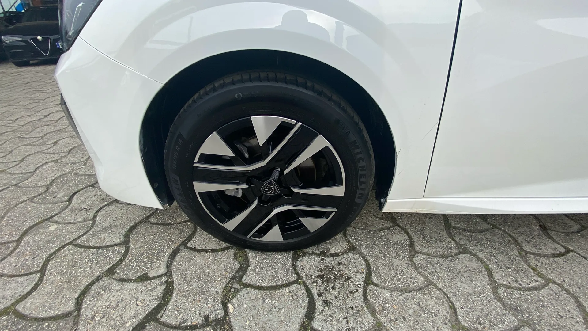 Peugeot 208 Allure Hybrid 100 eDCS6 - foto 24