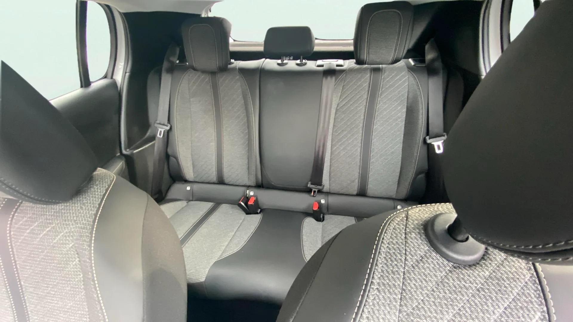 Peugeot 208 Allure Hybrid 110 eDCS6 - foto 16
