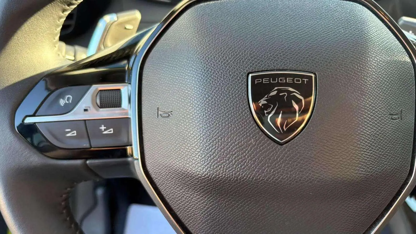 Peugeot 208 Allure Hybrid 100 eDCS6 - foto 11