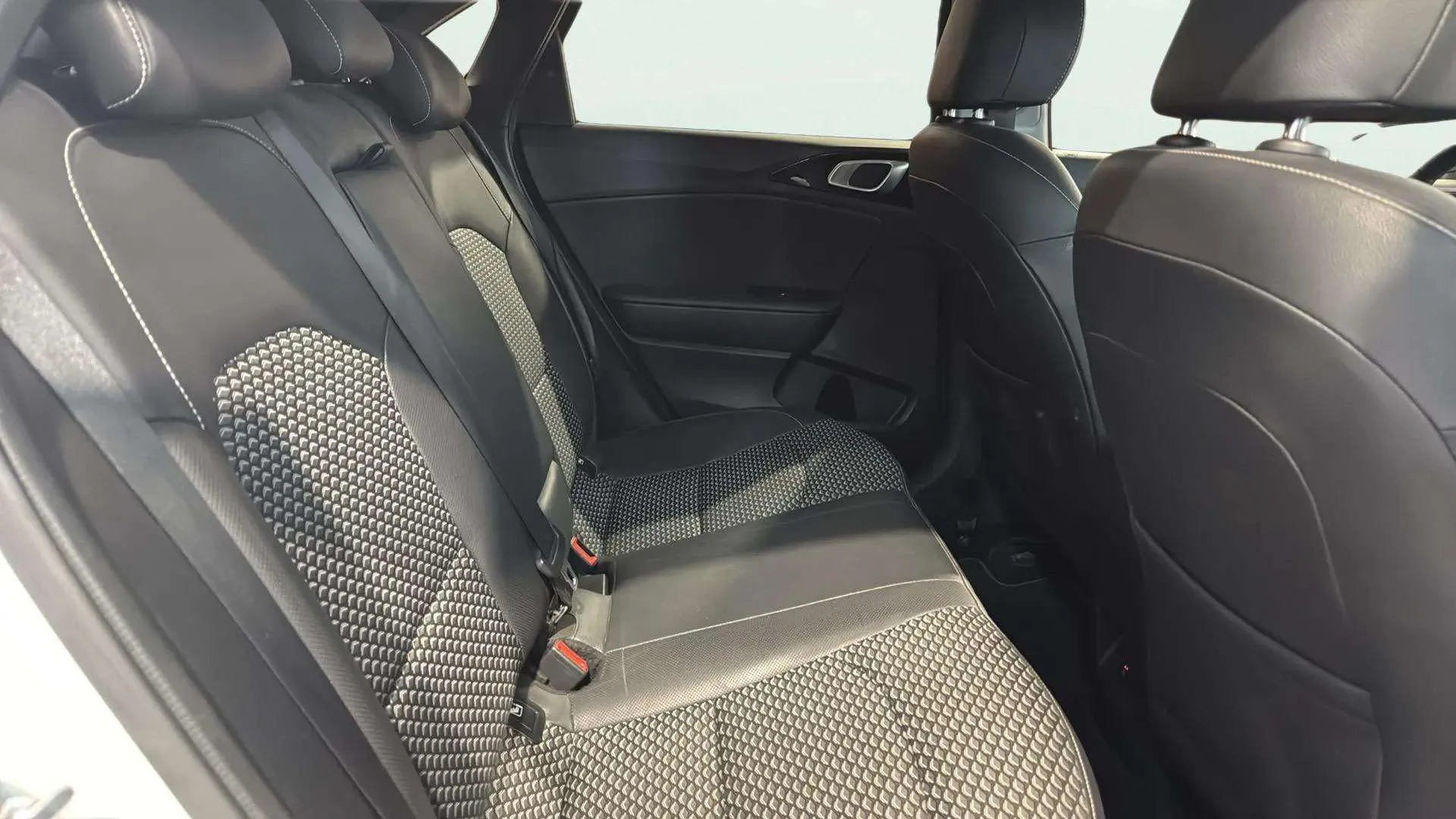 Kia Ceed 1.5 MHEV Tech DCT - foto 13