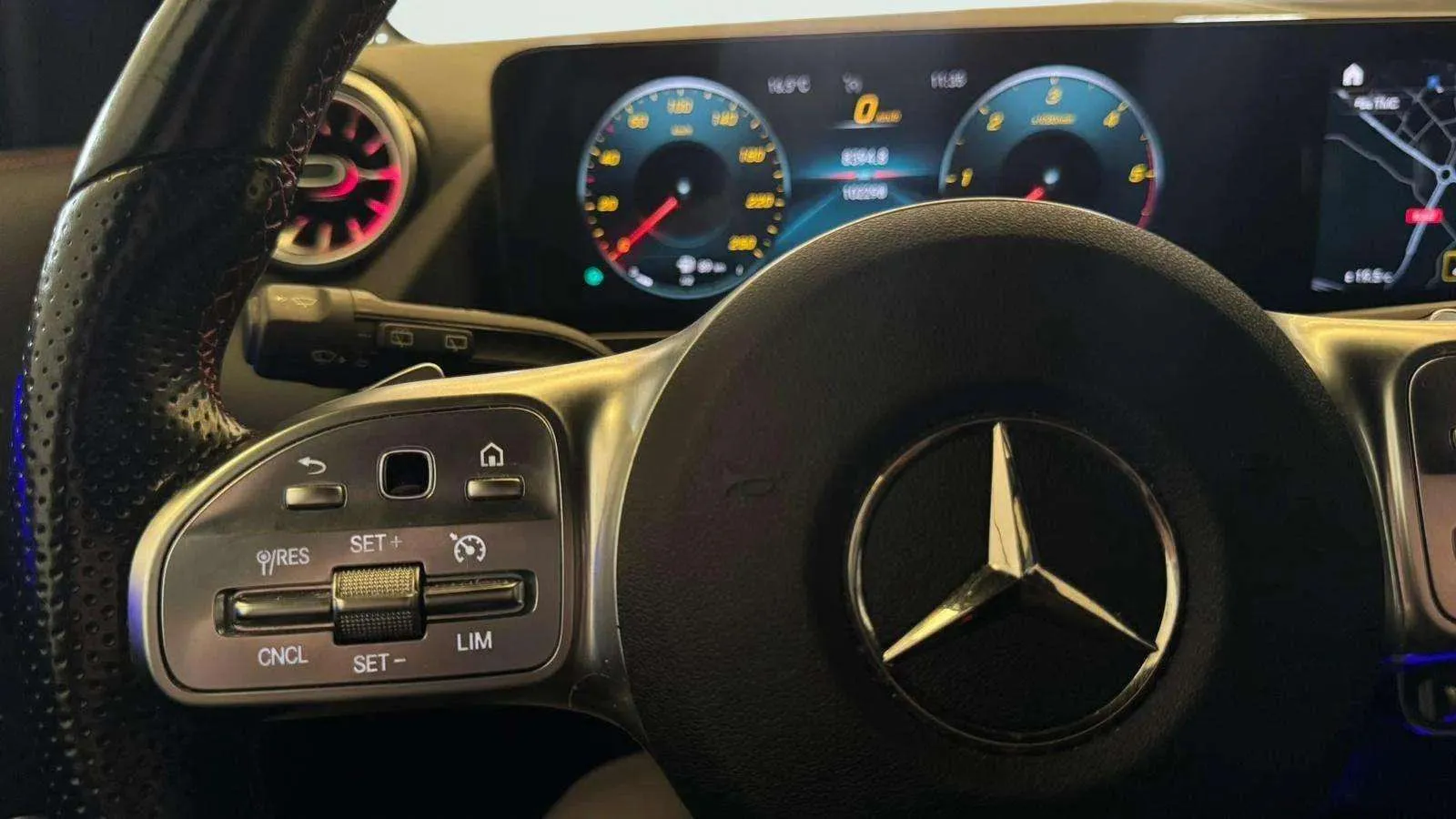 Mercedes-Benz GLA 200 D - foto 23