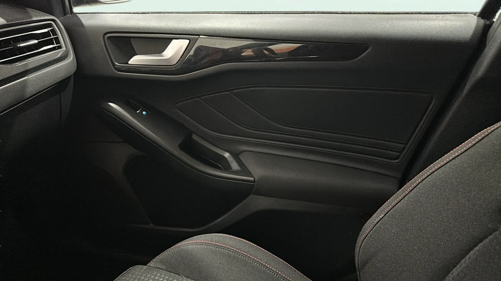 Ford Focus 1.0 EcoBoost MHEV ST-Line Design SIP - foto 11