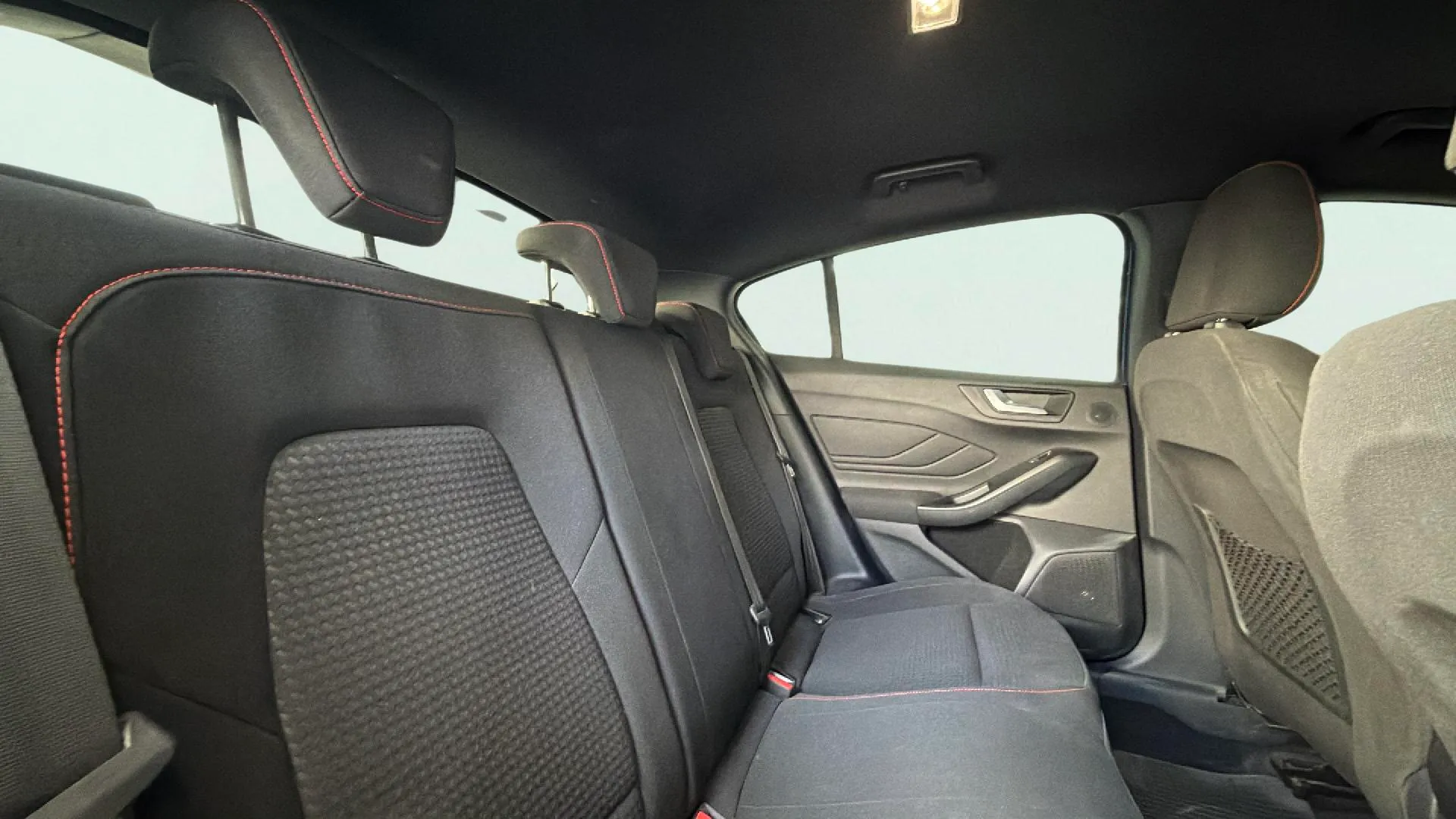 Ford Focus 1.0 EcoBoost MHEV ST-Line - foto 12