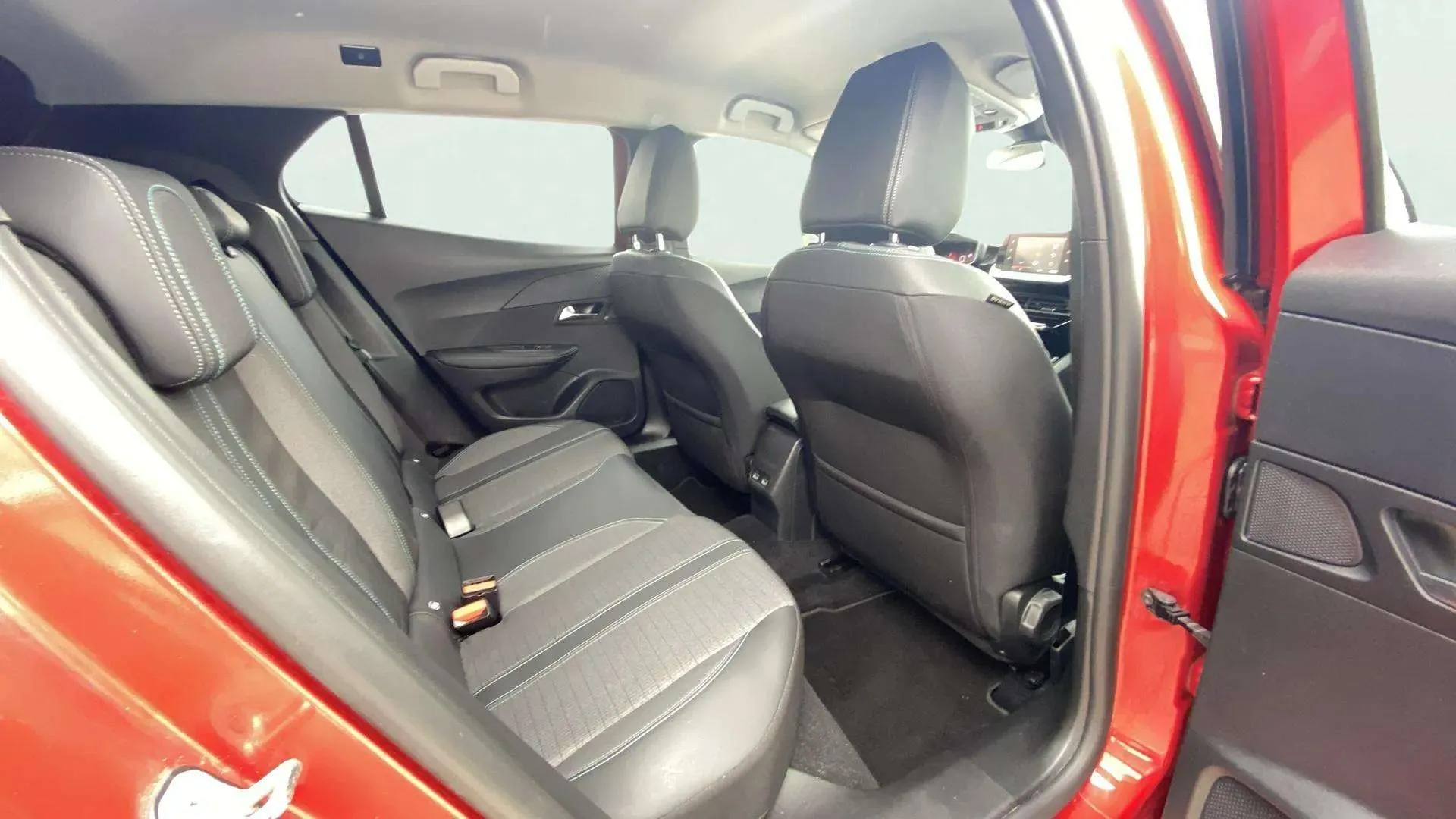 Peugeot 2008 Allure Pack PureTech 130 EAT8 - foto 14