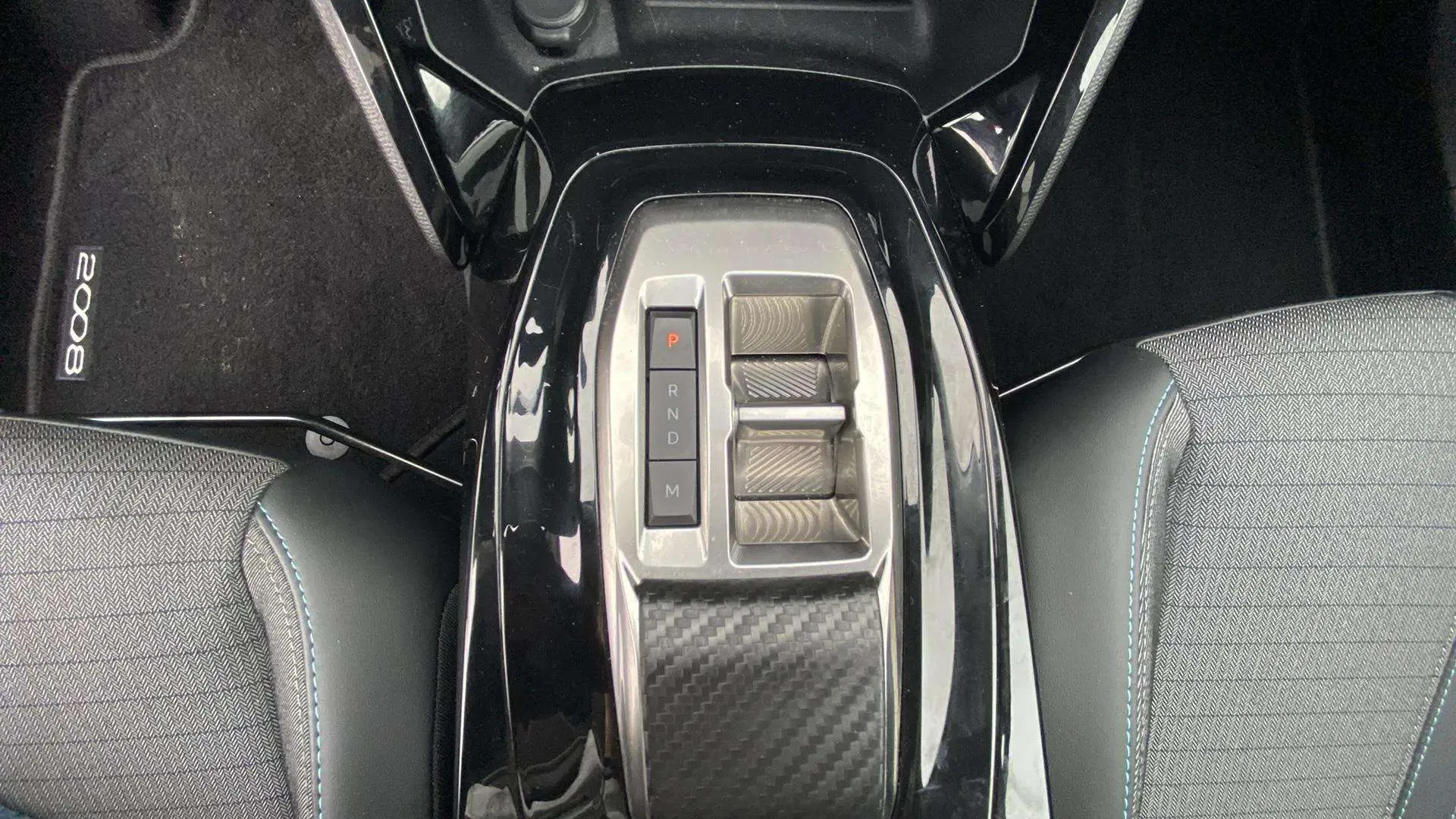 Peugeot 2008 Allure Pack PureTech 130 EAT8 - foto 21