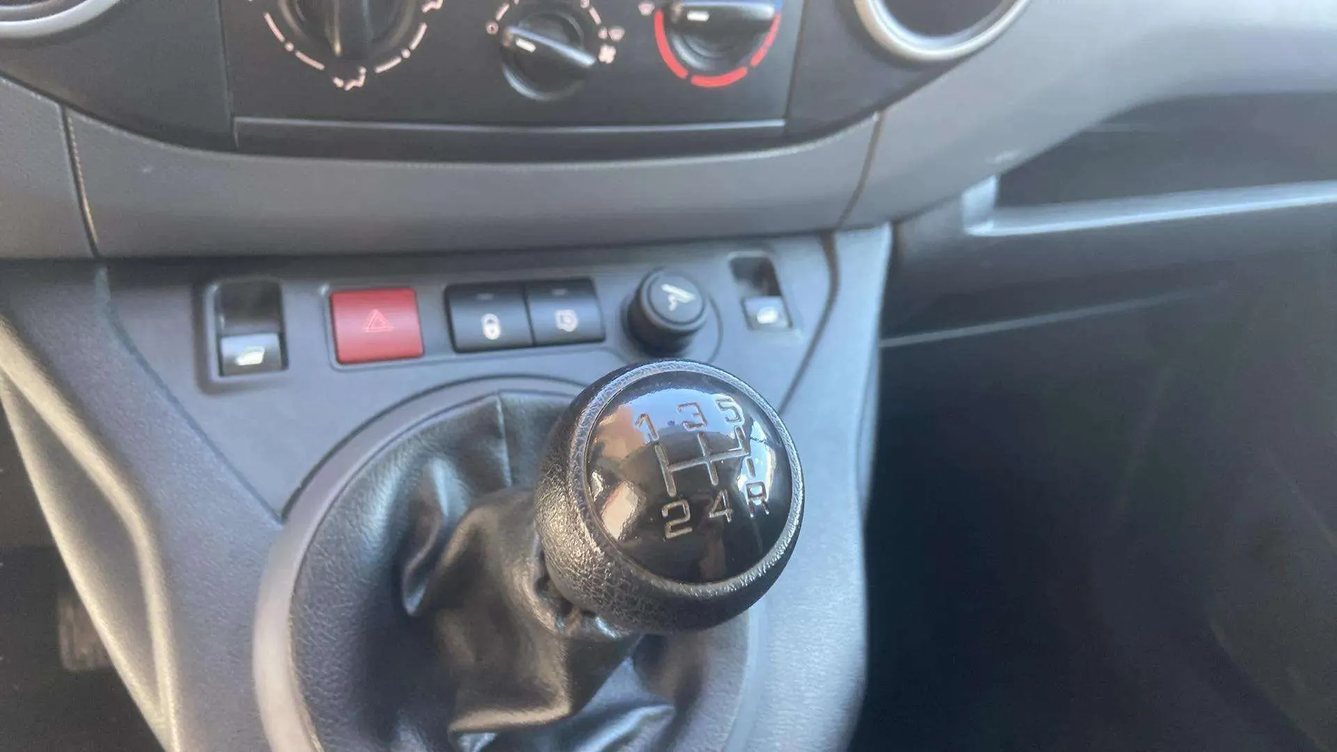 Peugeot Partner Furgón Diesel Partner Furgón 1.6BlueHDI Confort L1 100 - foto 17