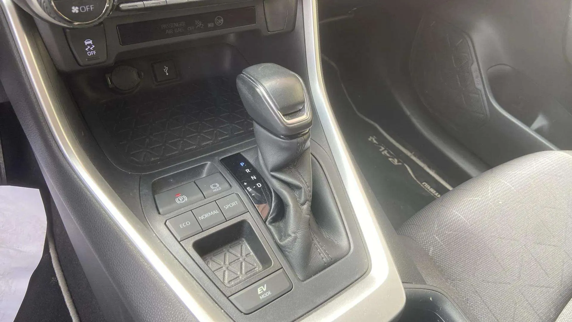 Toyota RAV4 2.5l 220H Advance - foto 18