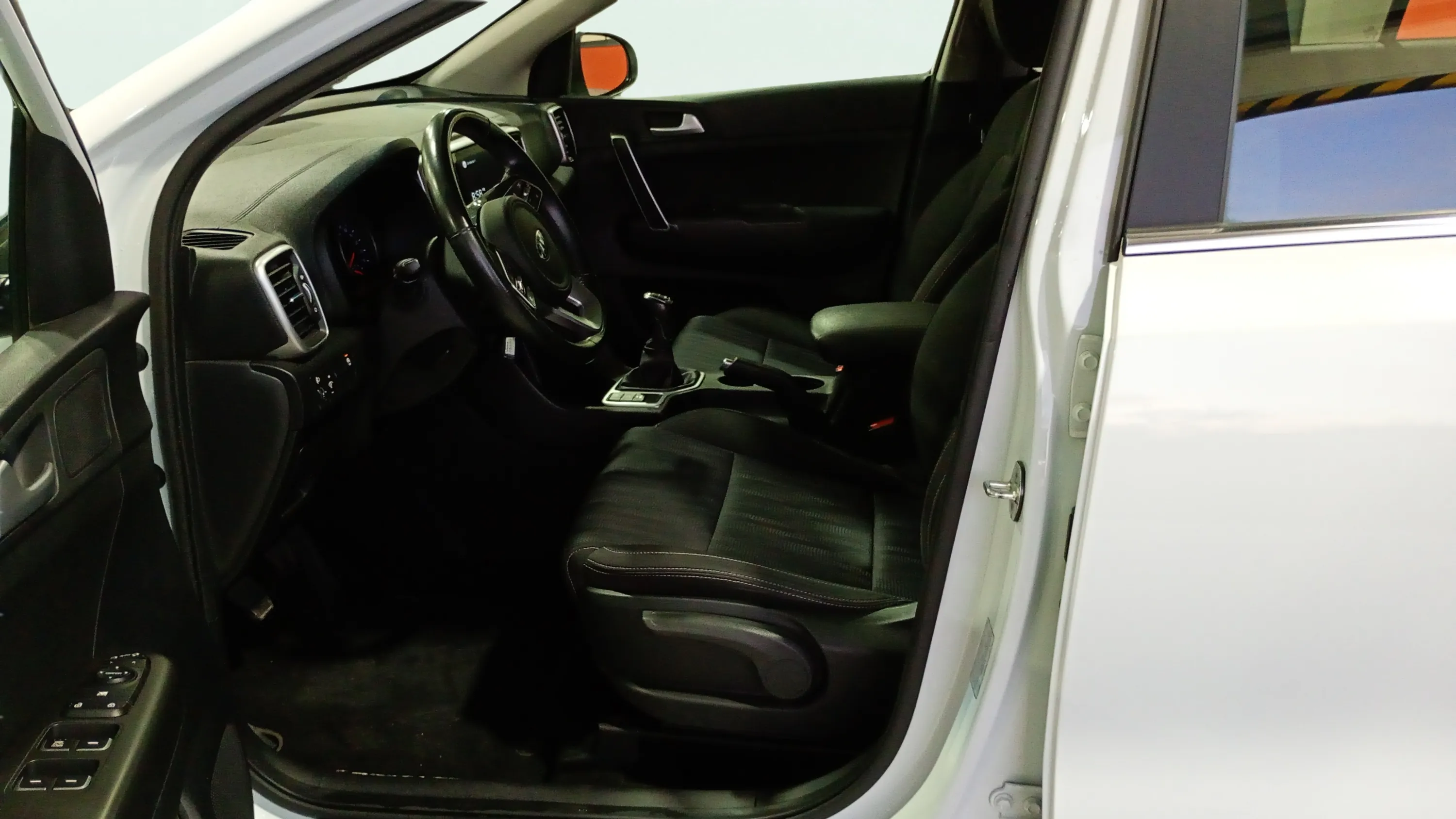 Kia Sportage 1.6 MHEV Black Edition 4x2 - foto 17