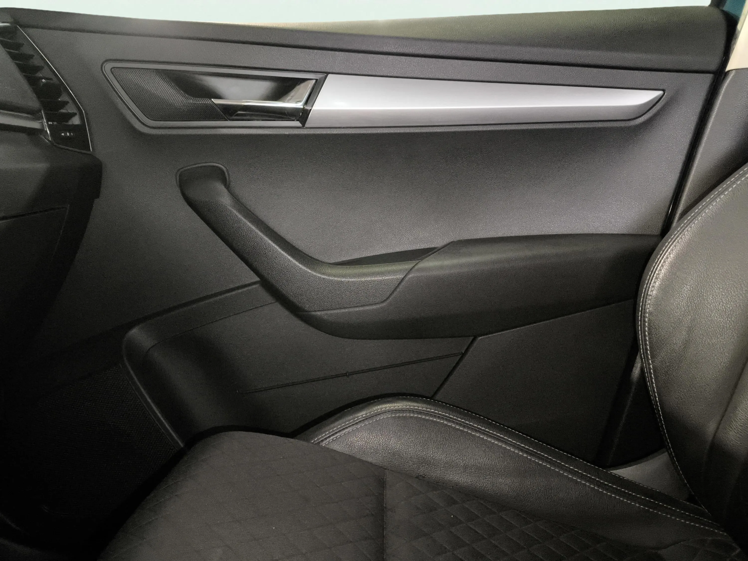 Škoda Karoq 1.0 TSI DSG Ambition - foto 18