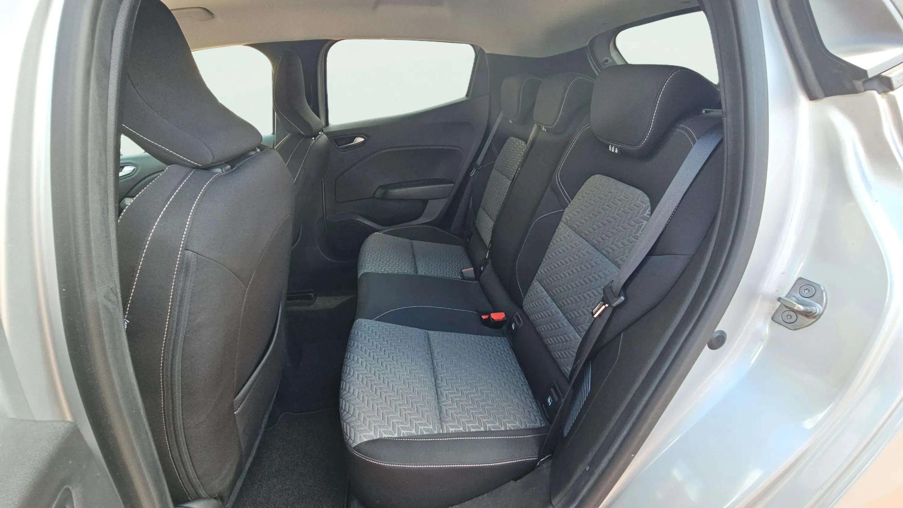 Renault Clio Evolution E-Tech full hybrid 145 - foto 24