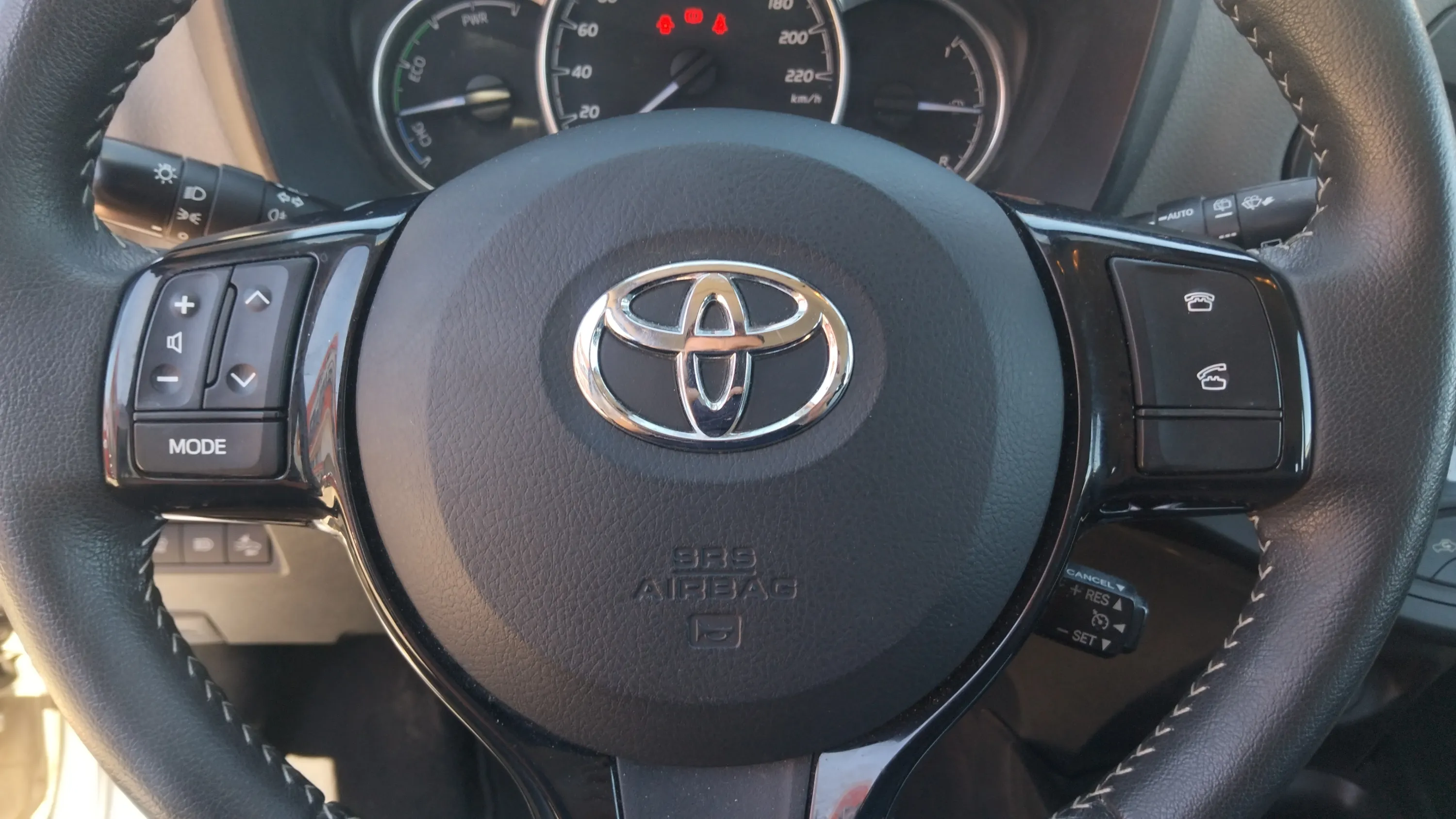 Toyota Yaris 1.5 100H Active - foto 14