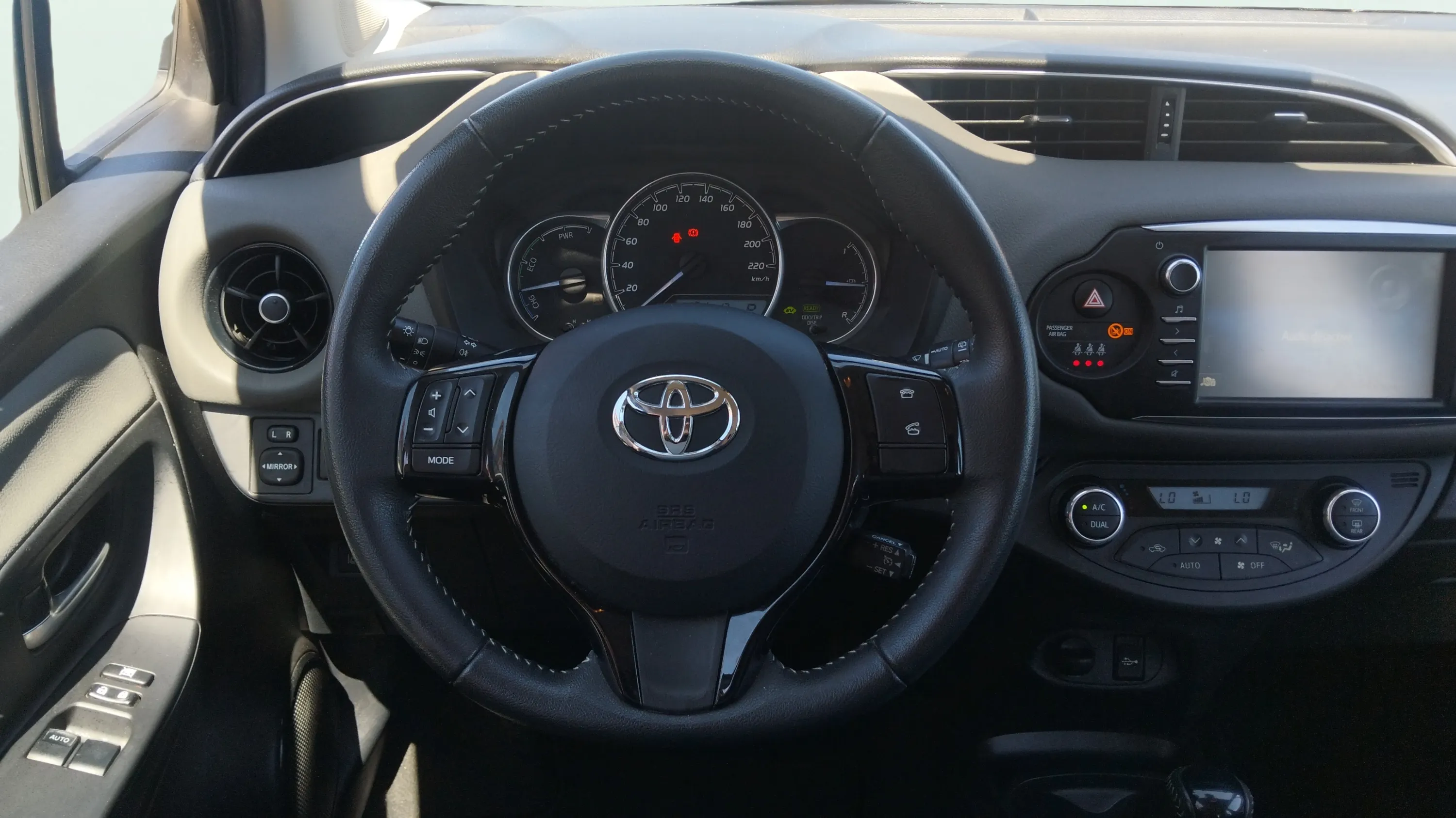 Toyota Yaris 1.5 100H Active - foto 13