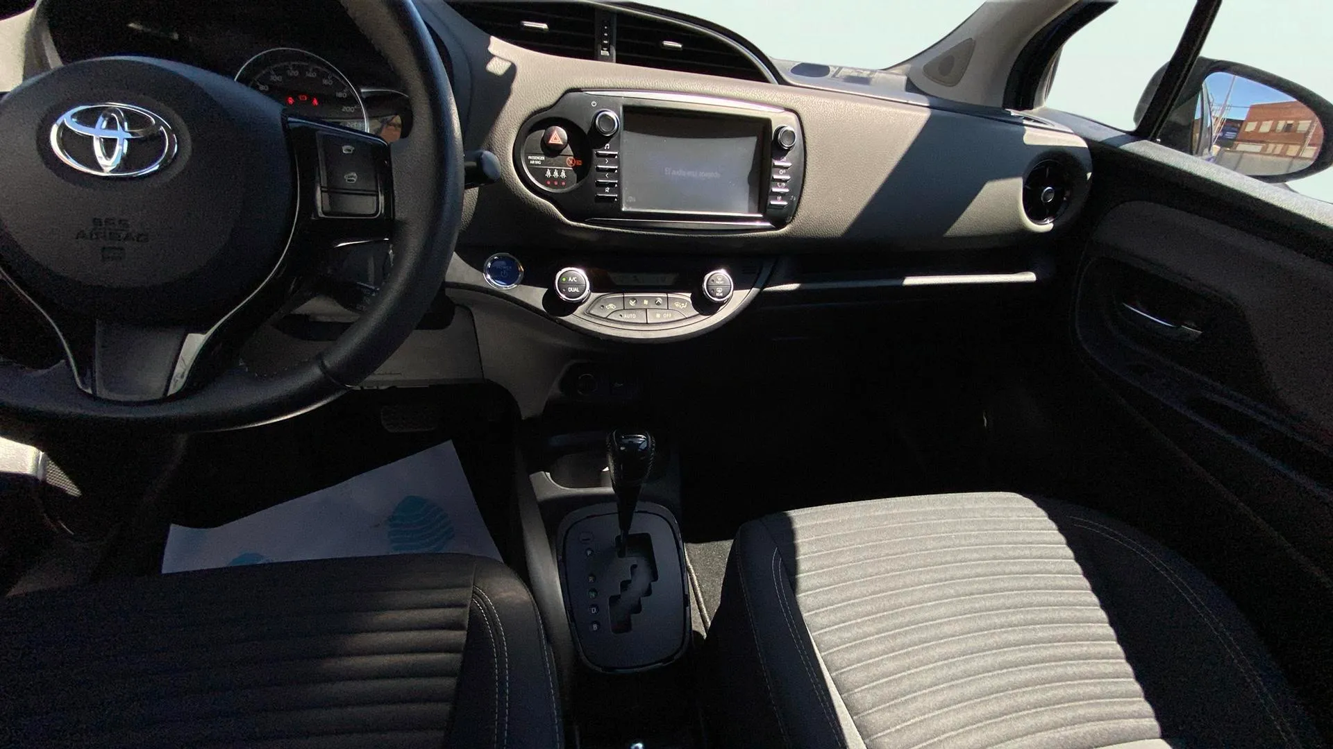 Toyota Yaris 1.5 100H Active - foto 12
