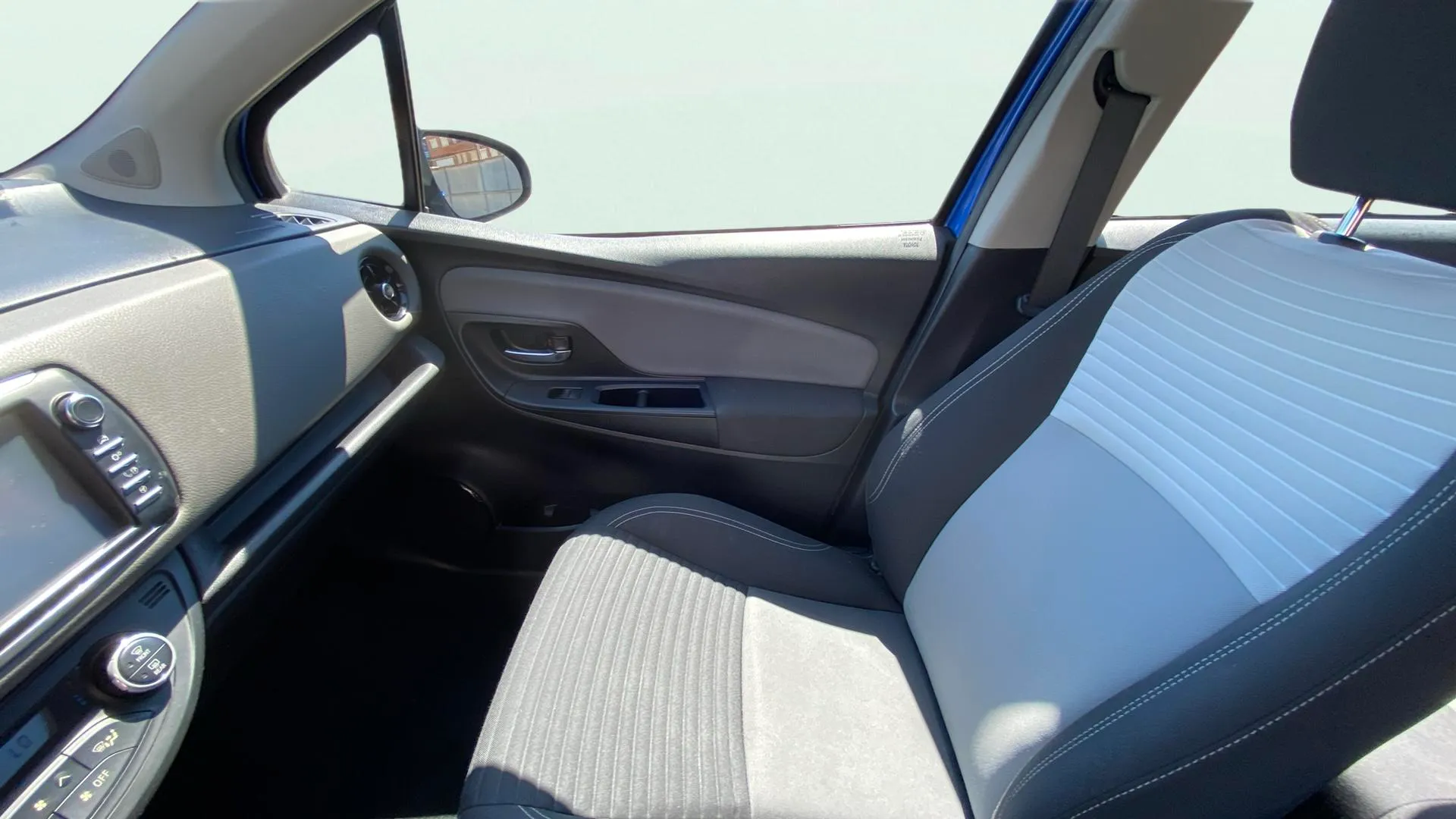 Toyota Yaris 1.5 100H Active - foto 14