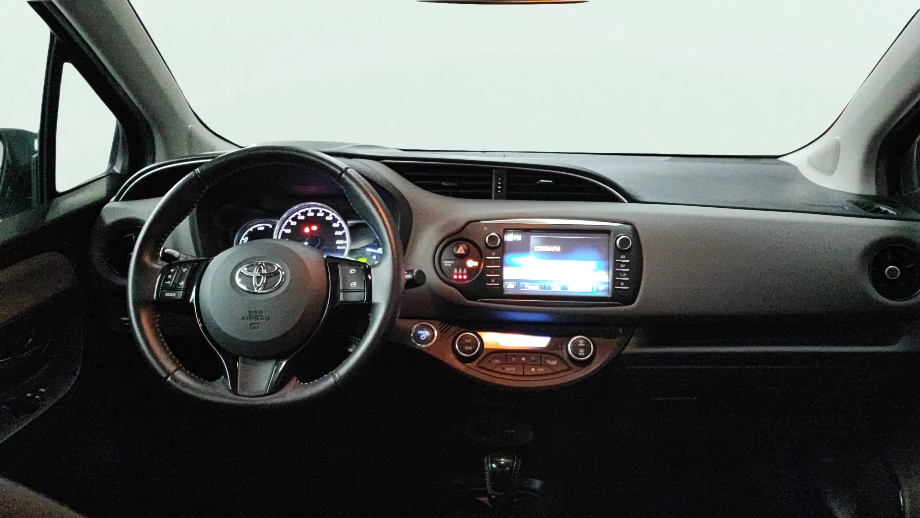 Toyota Yaris 1.5 100H Active - foto 12