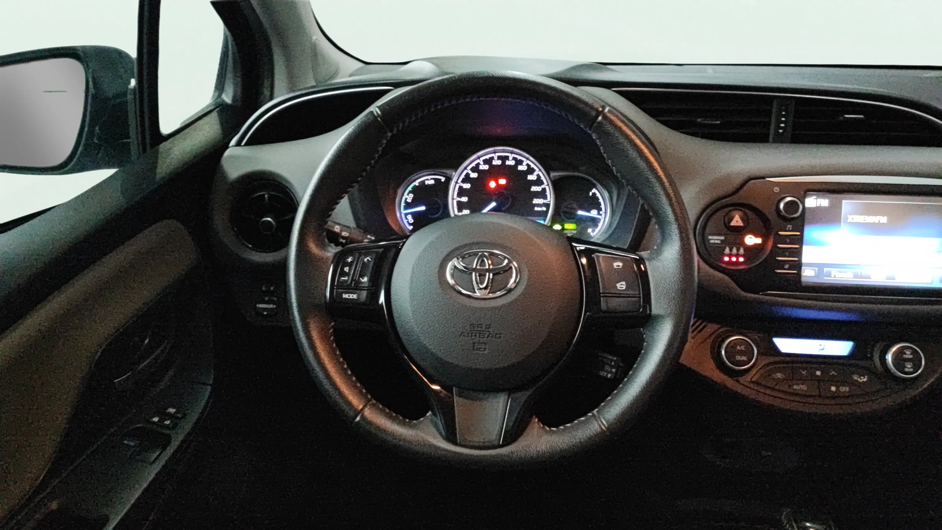 Toyota Yaris 1.5 100H Active - foto 13