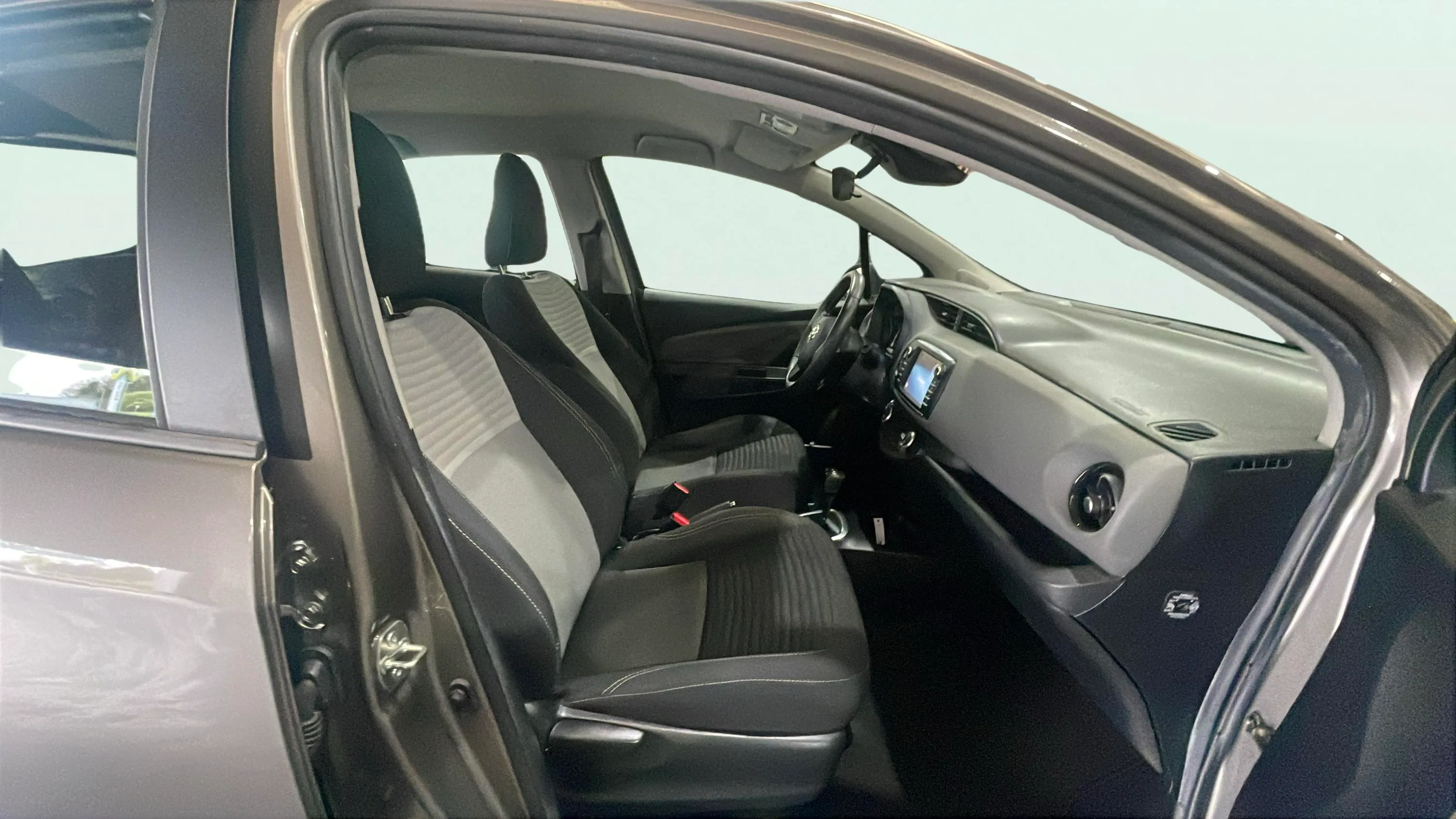 Toyota Yaris 1.5 100H Active - foto 19