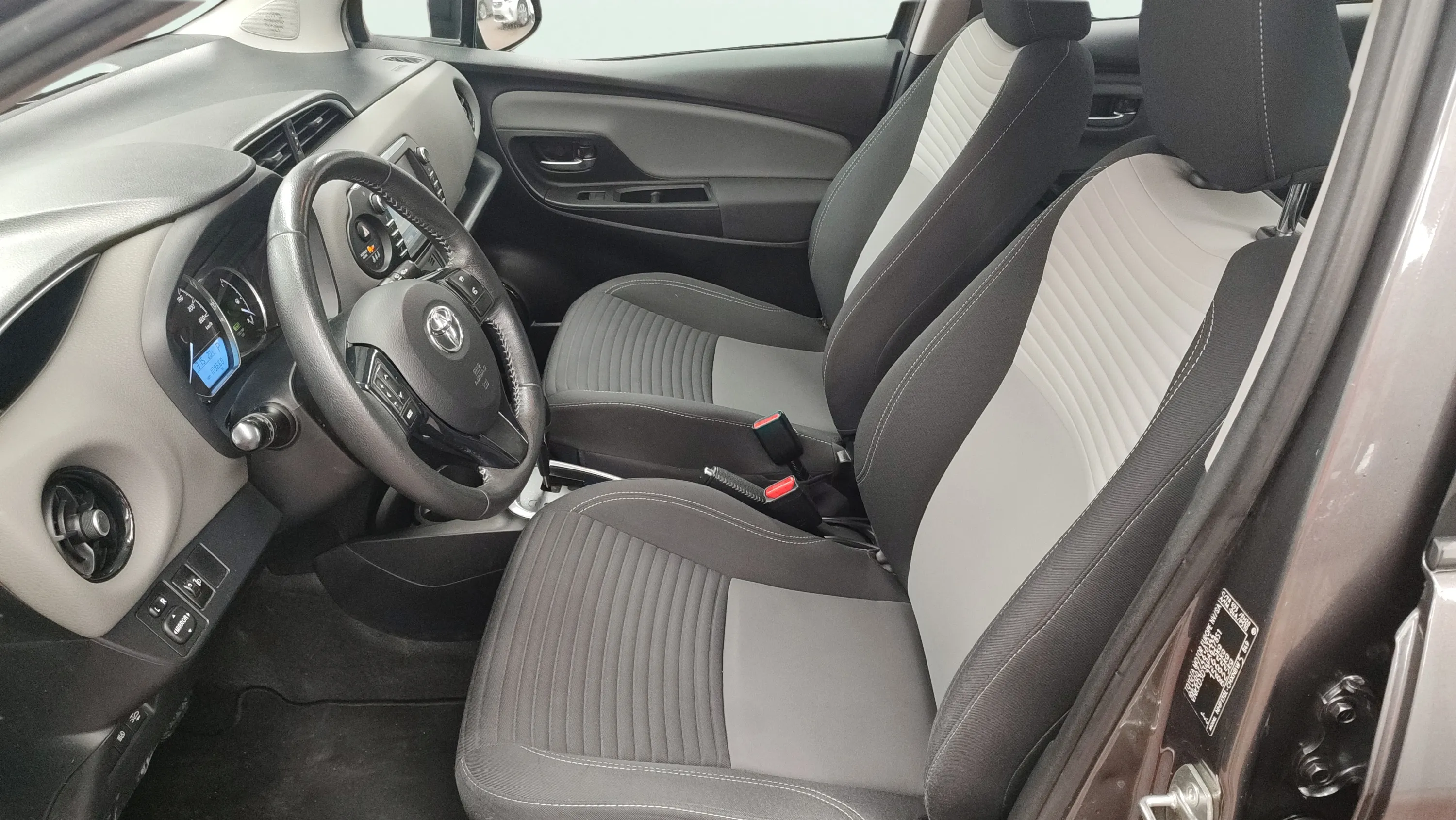Toyota Yaris 1.5 100H Active - foto 19
