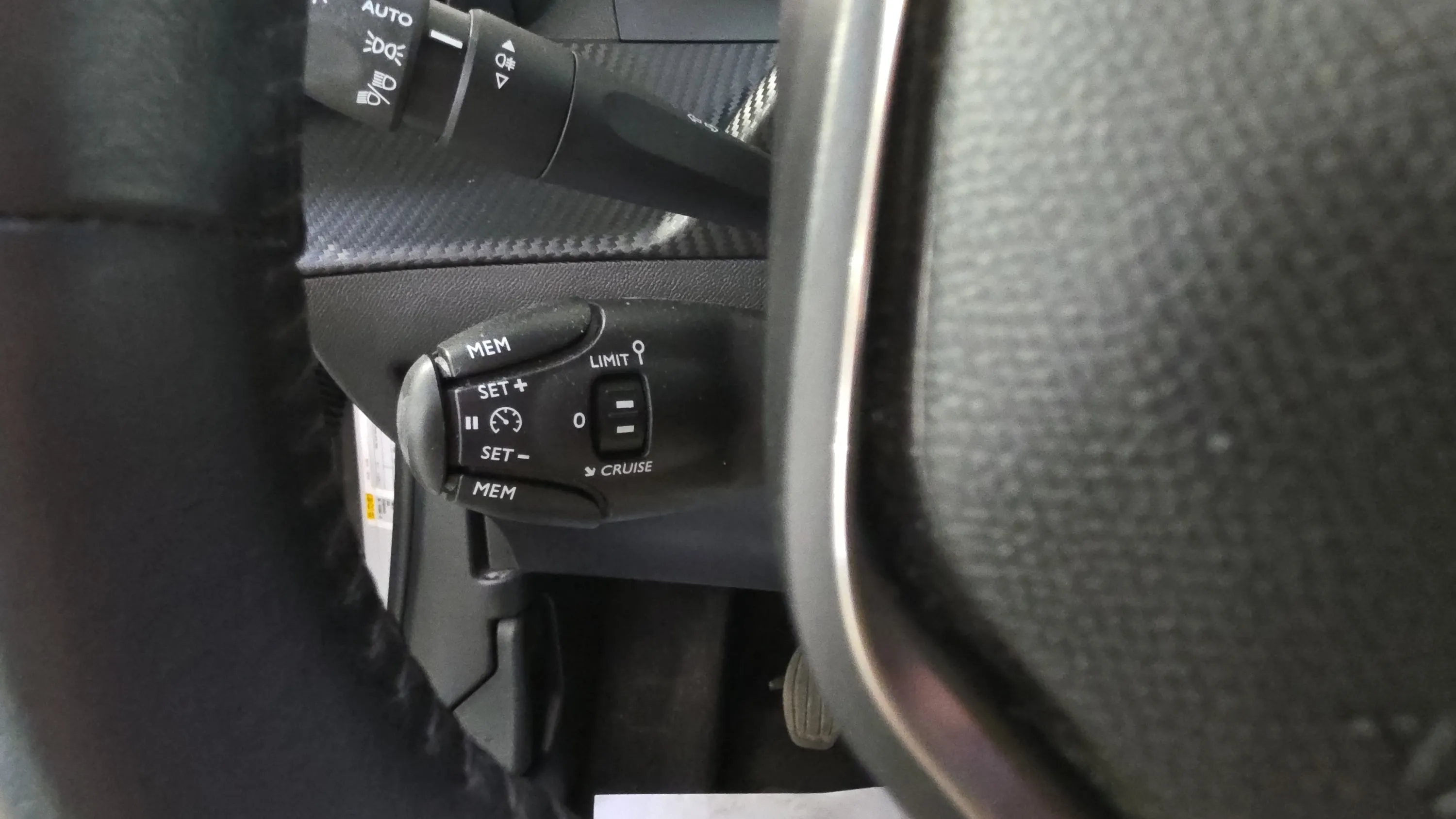 Peugeot 2008 Allure Pack PureTech 130 EAT8 - foto 19