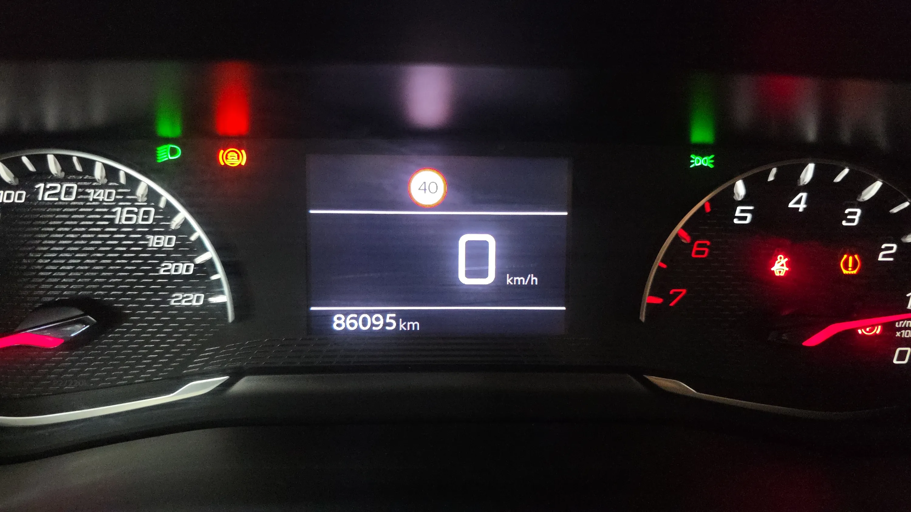 Peugeot 2008 Allure Pack PureTech 130 EAT8 - foto 17