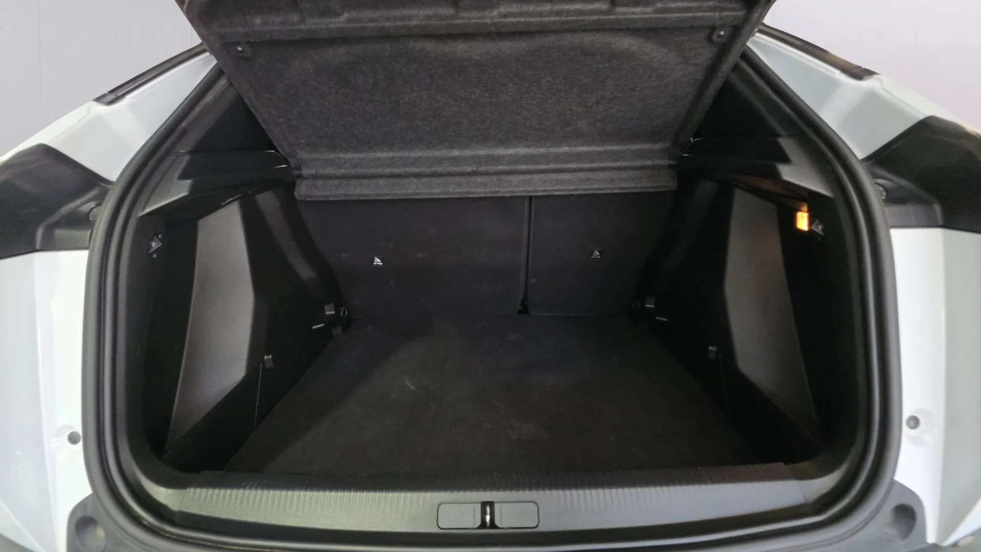 Peugeot 2008 Allure Pack PureTech 130 EAT8 - foto 21