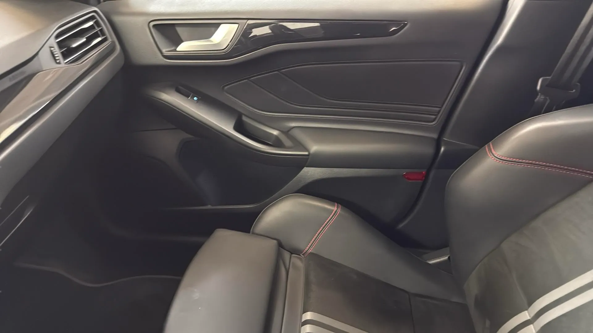 Ford Focus ST Edition 2.3 EcoBoost - foto 18