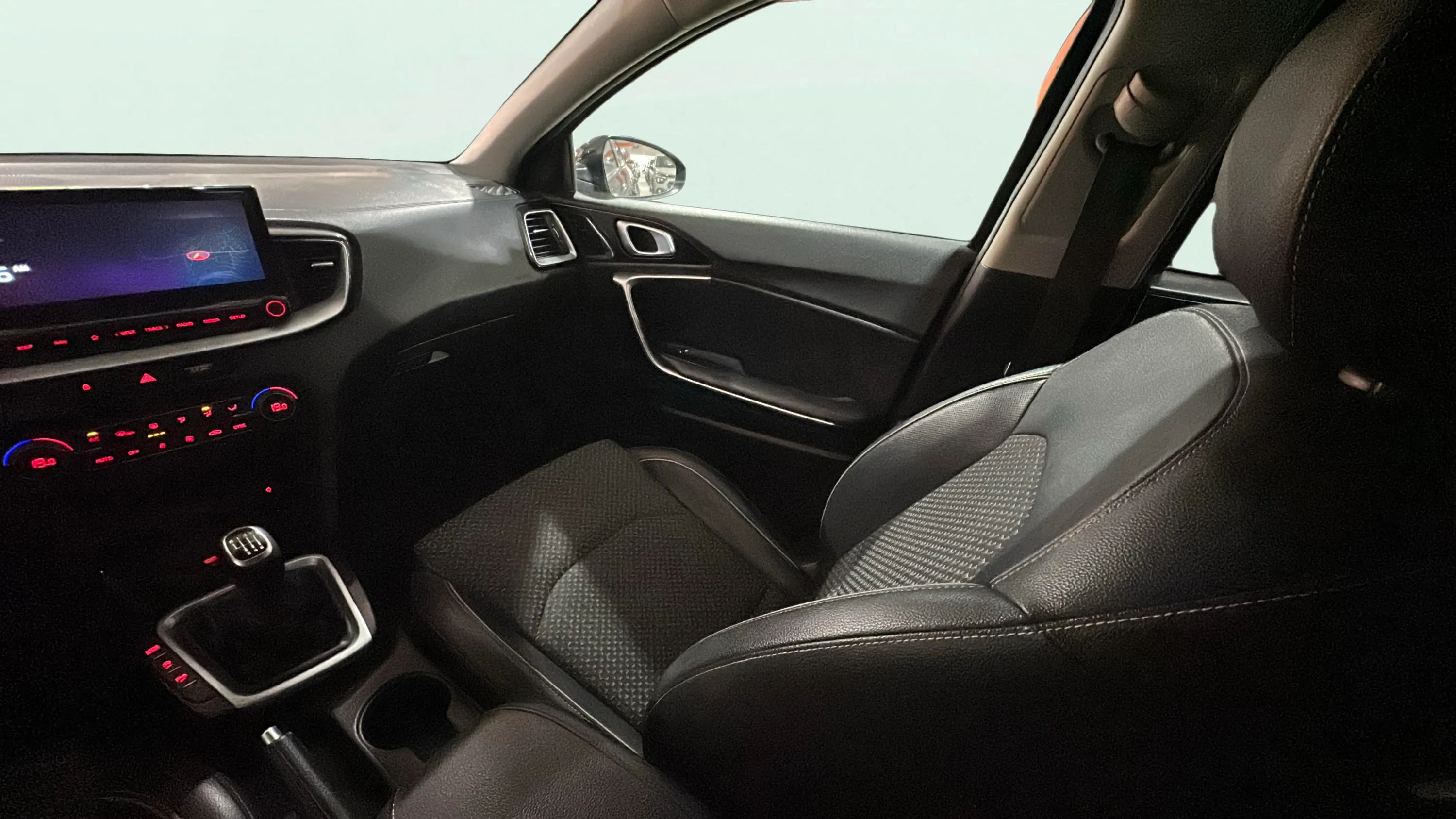 Kia Ceed 1.6 MHEV iMT Tech - foto 11
