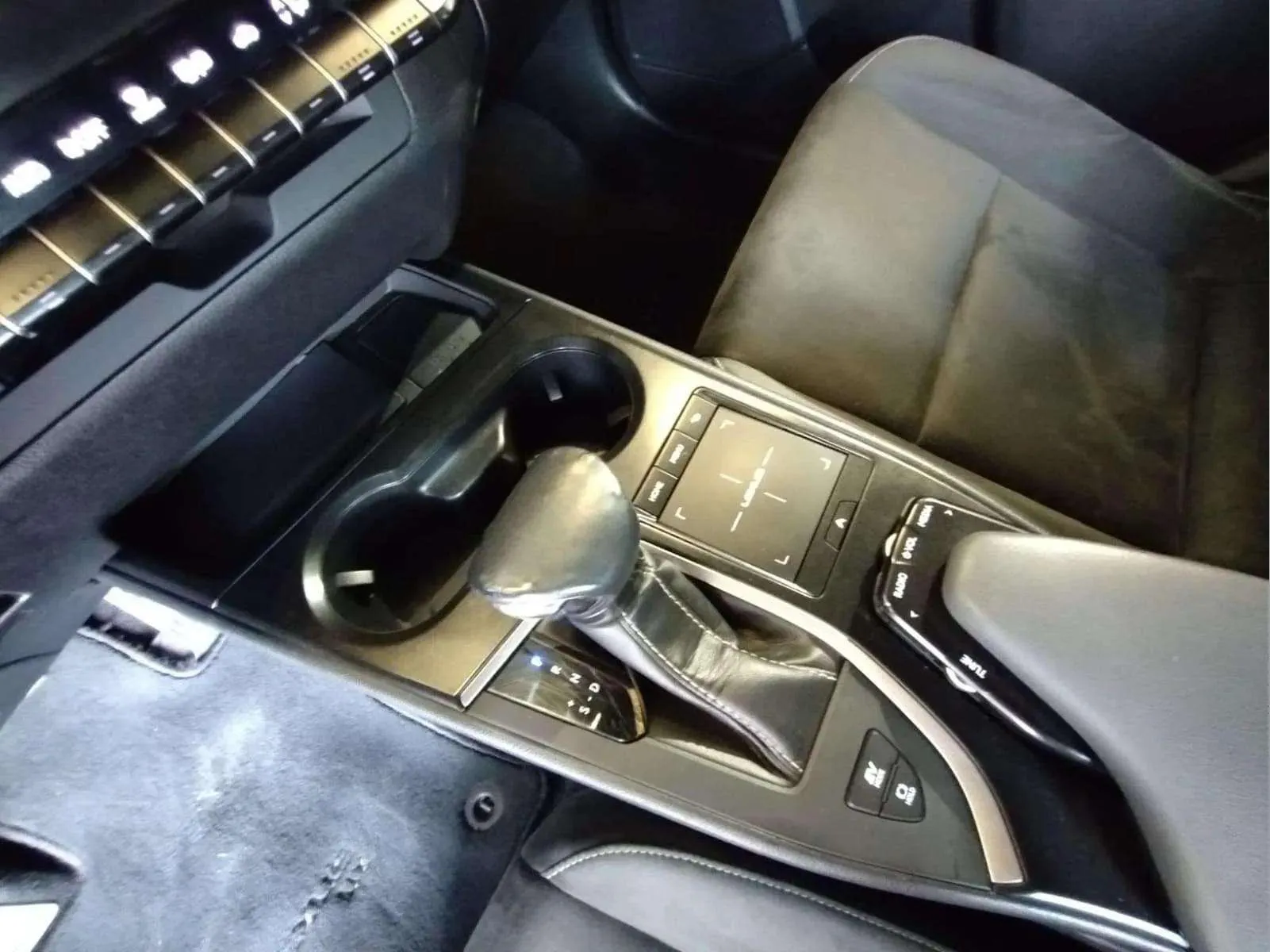 Lexus UX 2.0 250h Business - foto 16