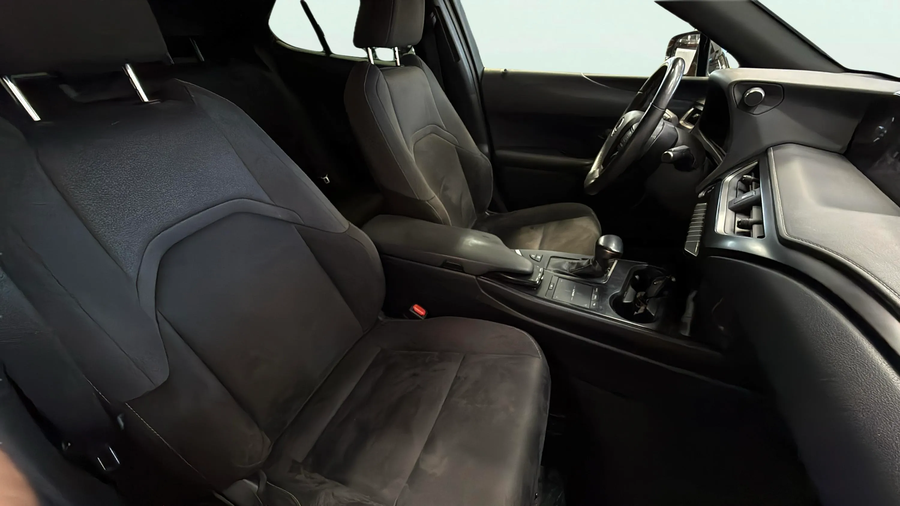 Lexus UX 2.0 250h Business - foto 24