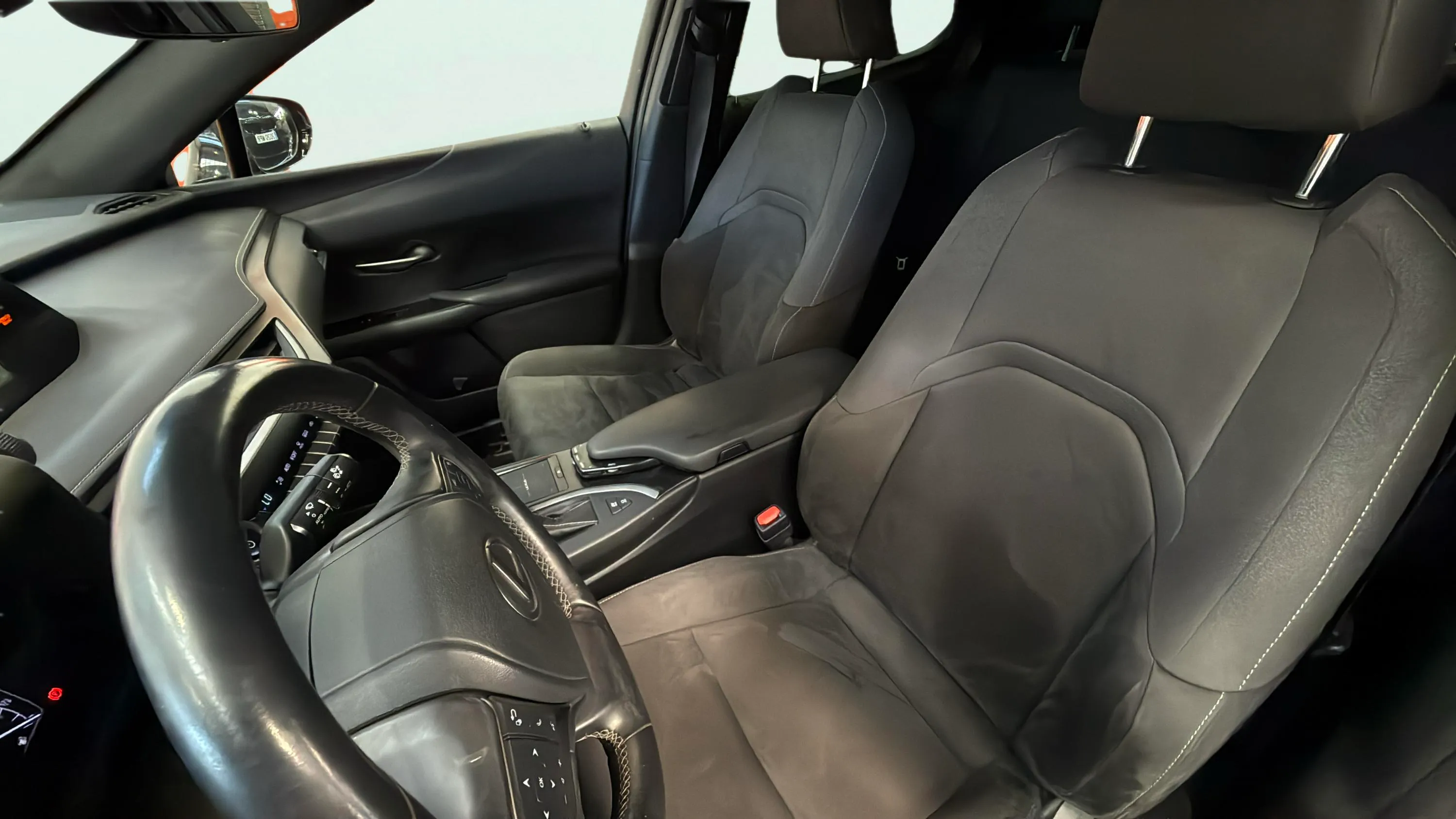 Lexus UX 2.0 250h Business - foto 11