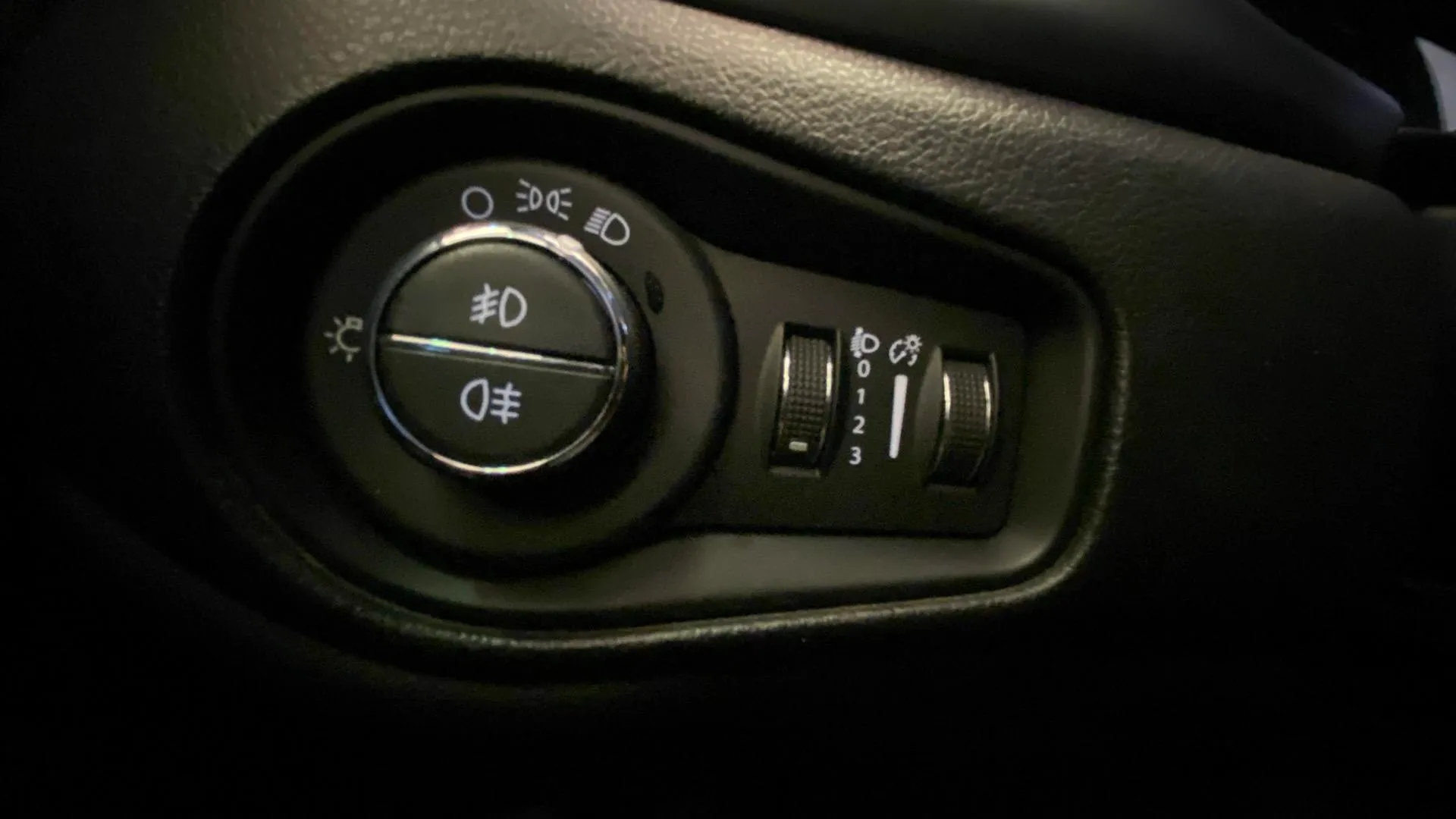 Jeep Renegade Night Eagle II 1.0G MT6 4x2 - foto 34