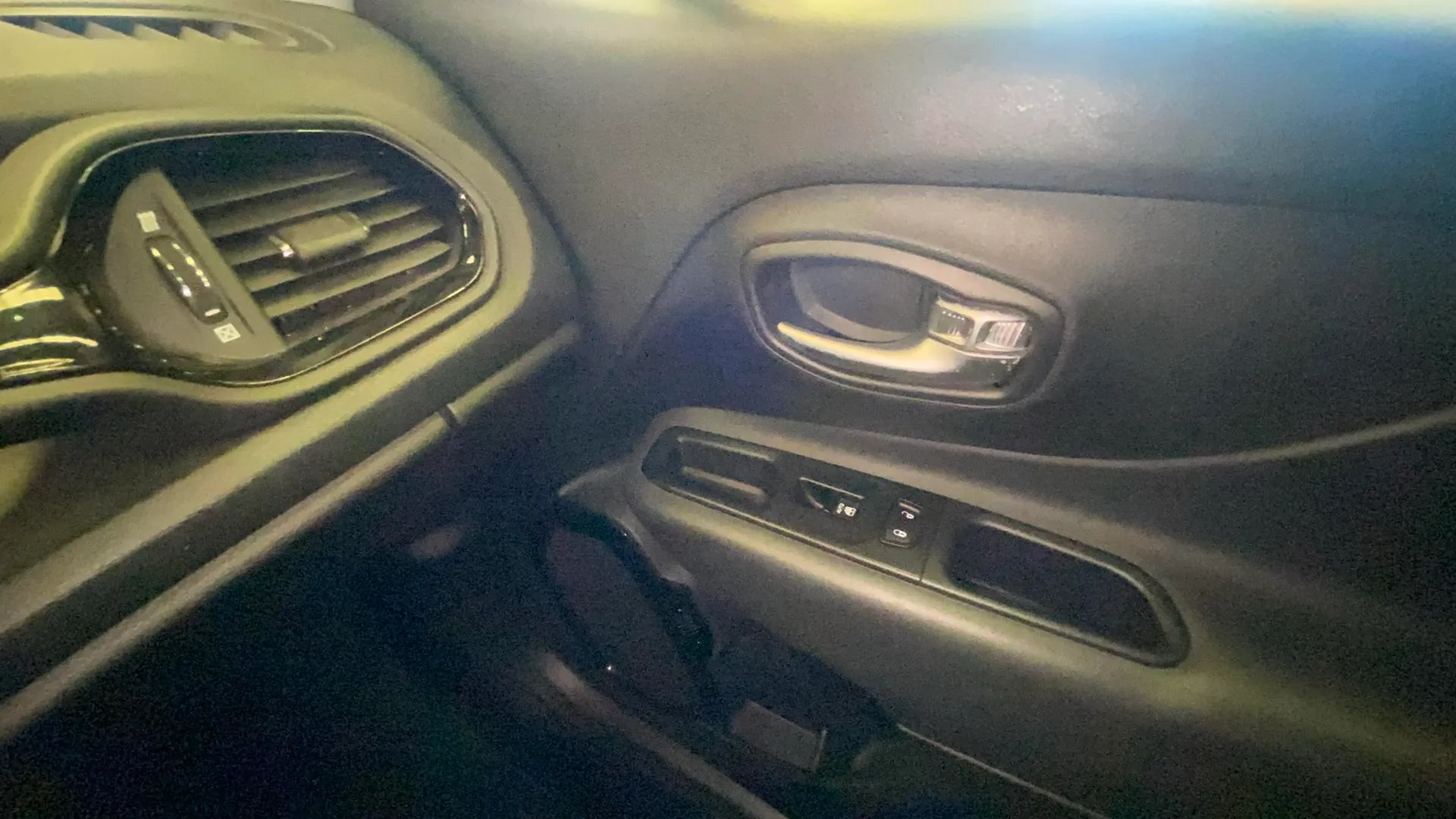 Jeep Renegade Night Eagle II 1.0G MT6 4x2 - foto 33