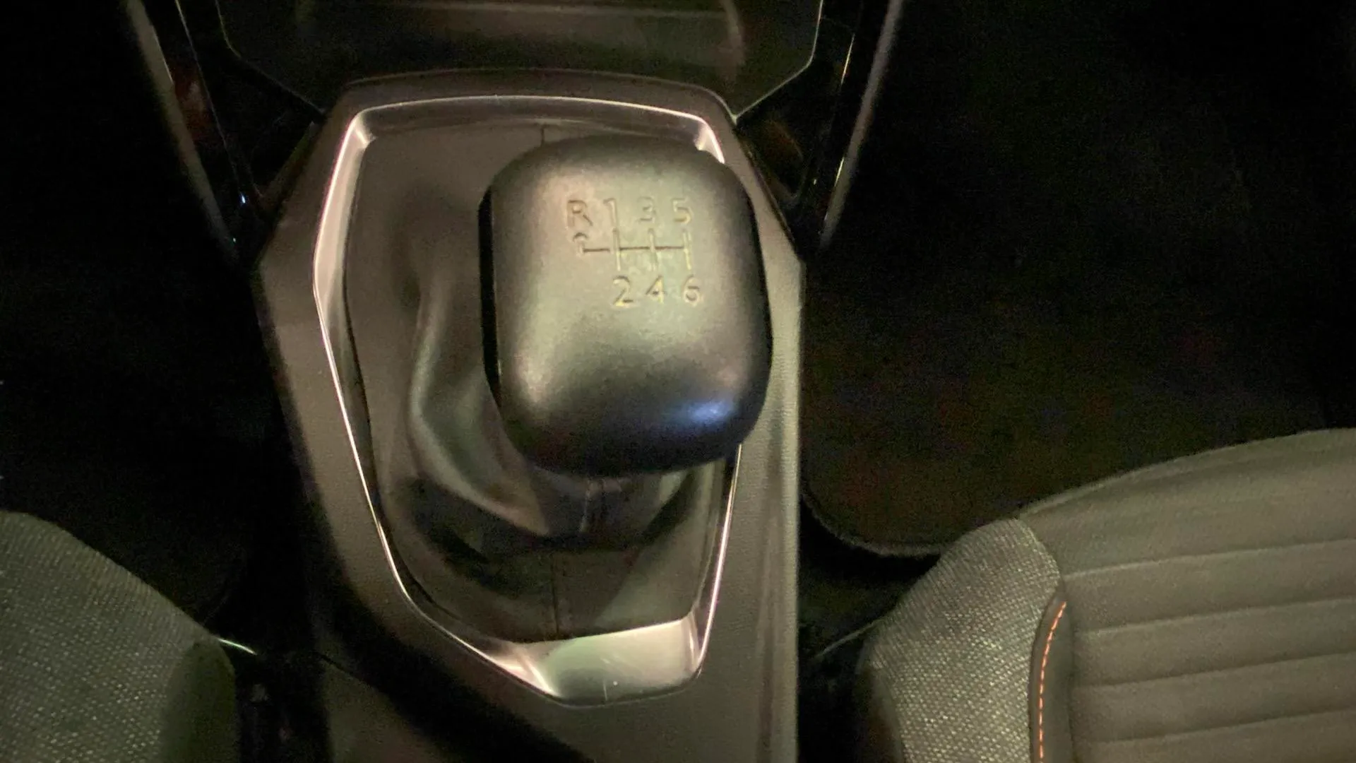 Peugeot 2008 Active BlueHDi 130 EAT8 - foto 32