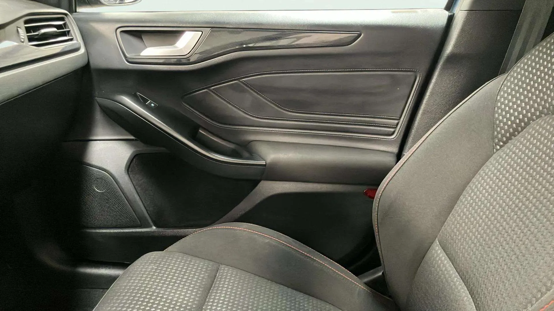 Ford Focus 1.0 EcoBoost MHEV ST-Line - foto 17