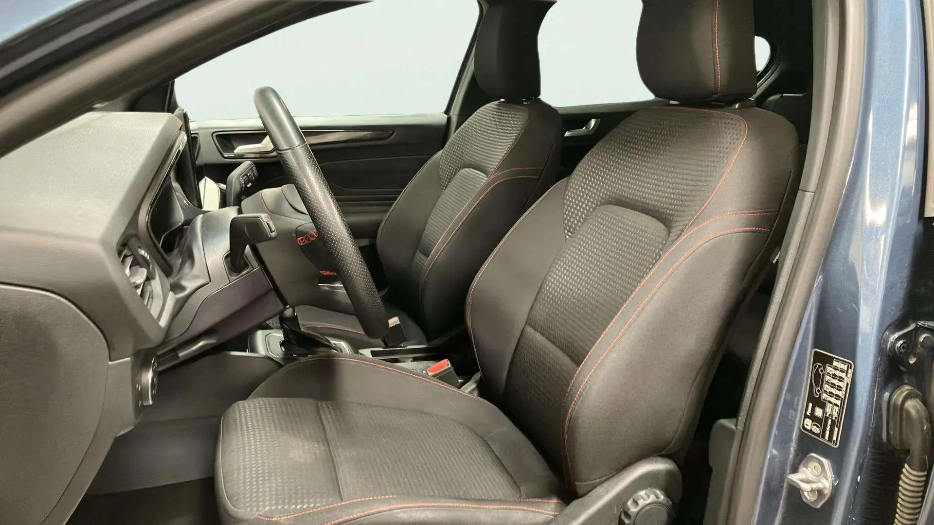 Ford Focus 1.0 EcoBoost MHEV ST-Line - foto 11