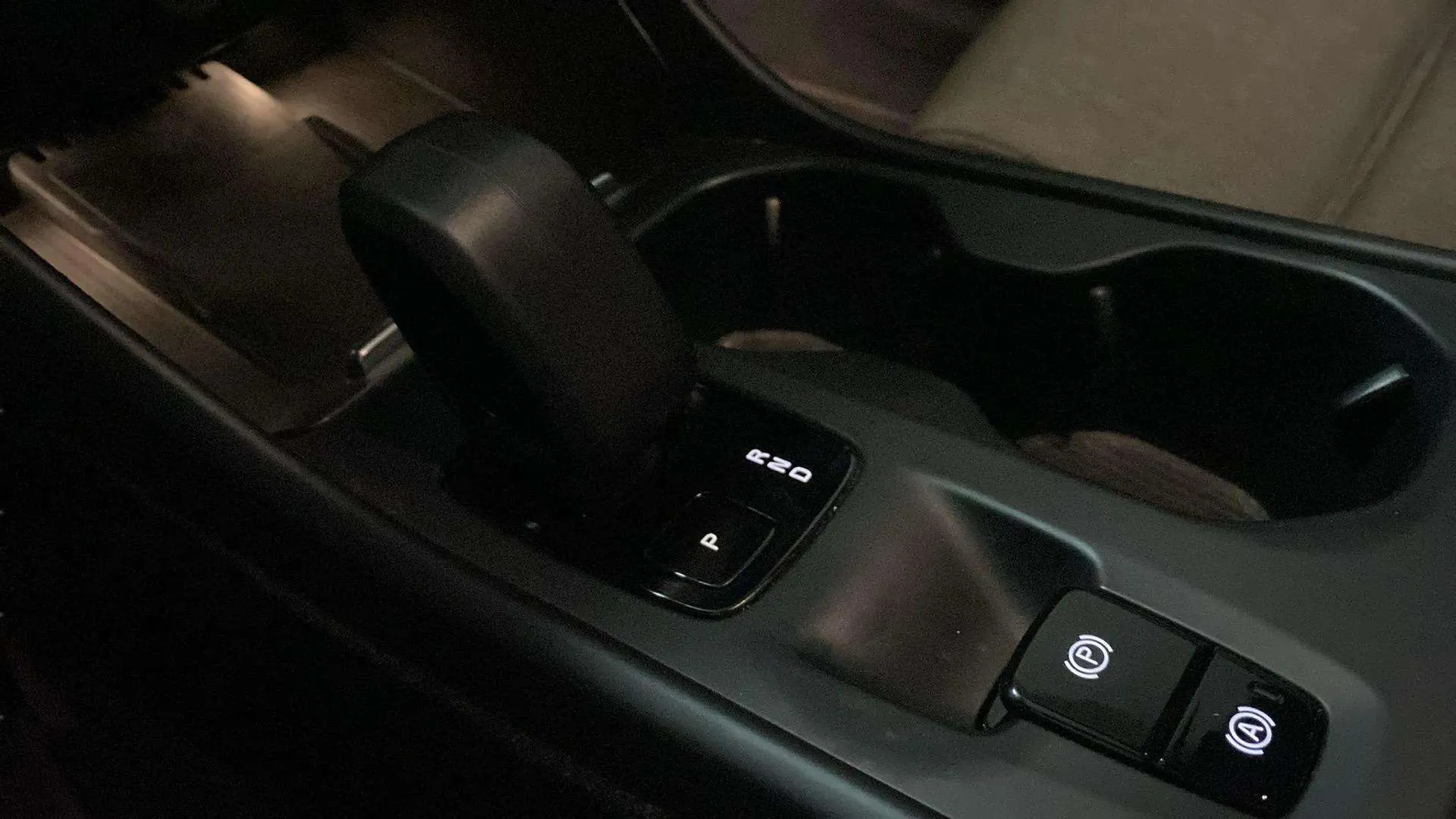 Volvo XC40 1.5 T4 Recharge PHEV Plus Dark - foto 19