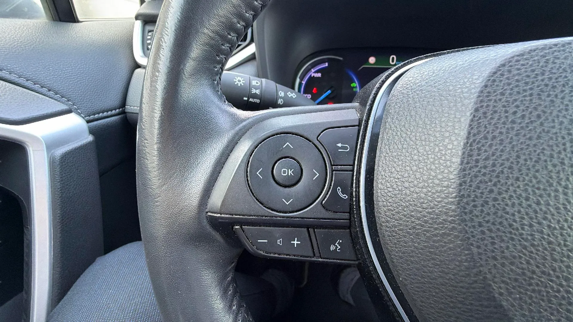 Toyota RAV4 2.5l 220H Advance - foto 23