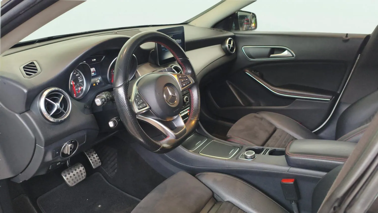 Mercedes-Benz CLA 200 d Shooting Brake - foto 10
