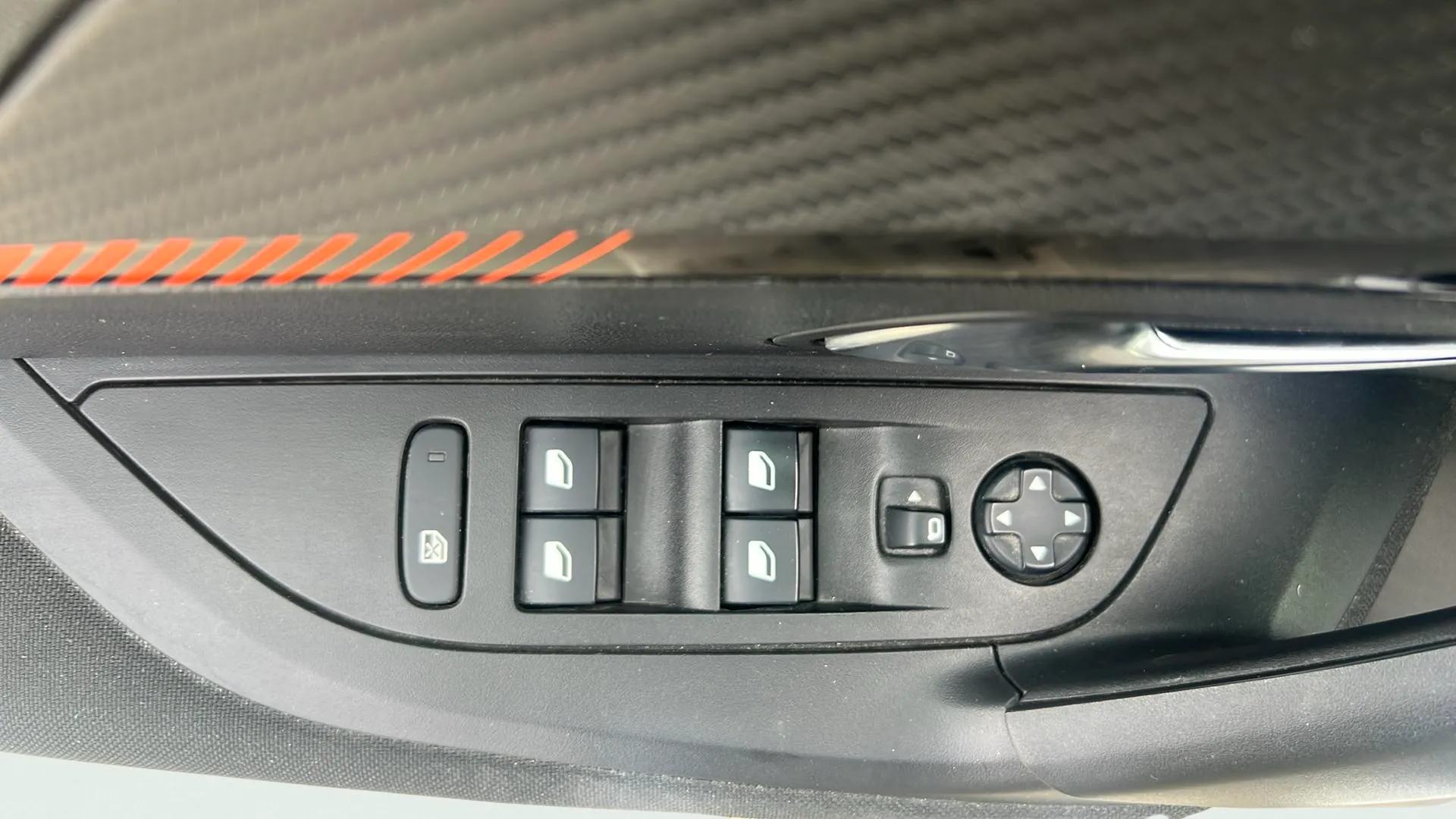 Peugeot 2008 Active Pack PureTech 100 BVM6 - foto 11