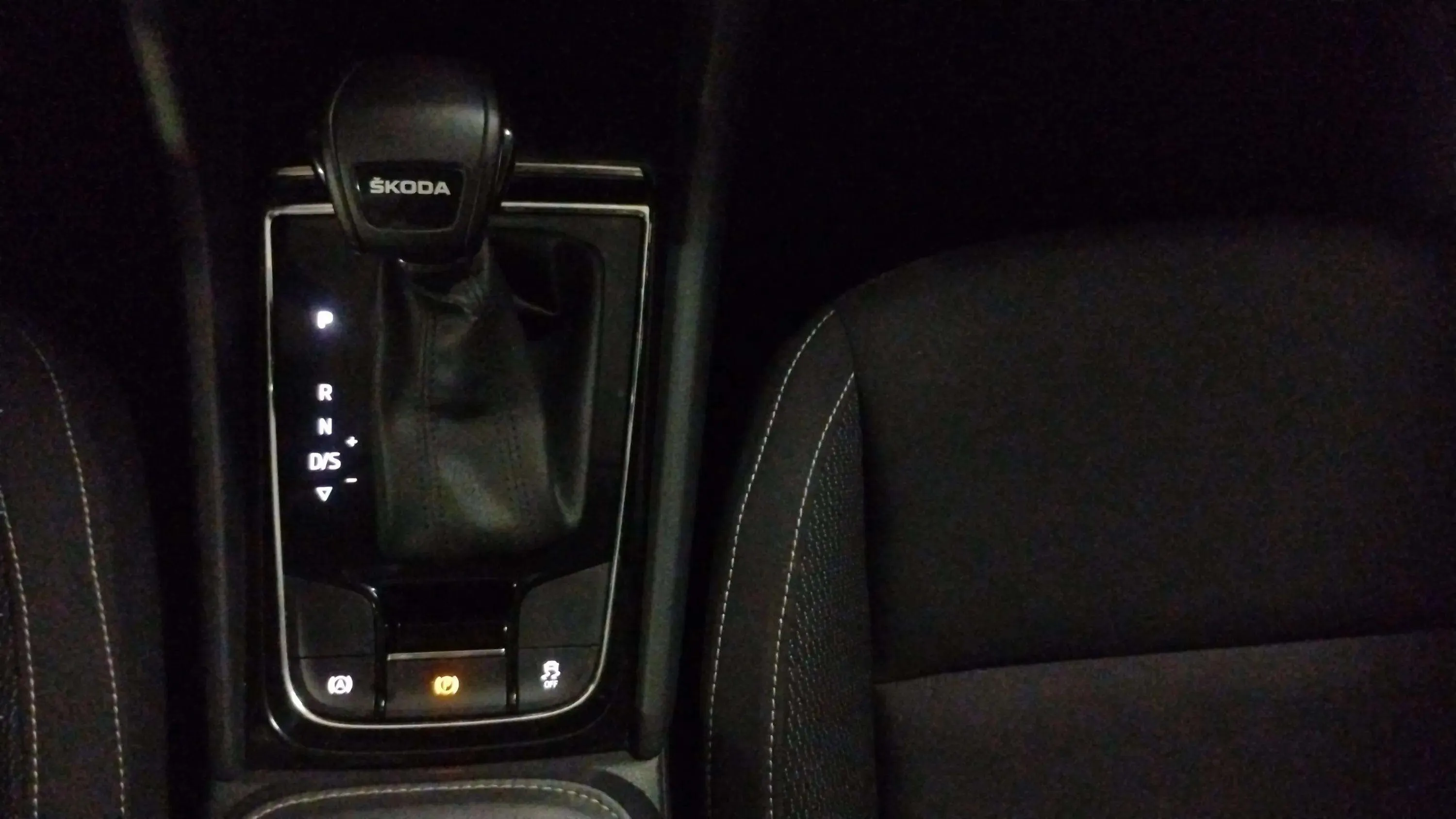 Škoda Karoq 1.5 TSI DSG ACT Ambition - foto 26