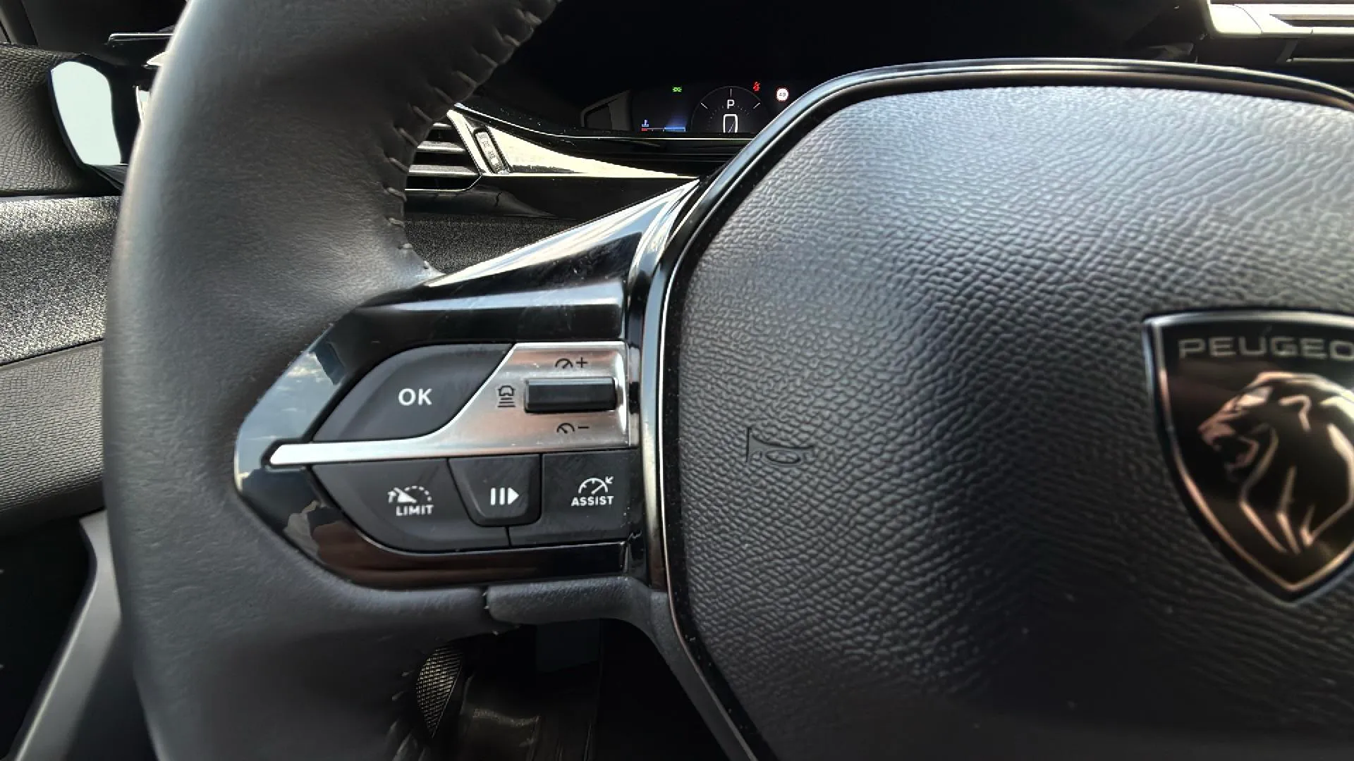 Peugeot 408 Allure Hybrid 145 eDCS6 - foto 18