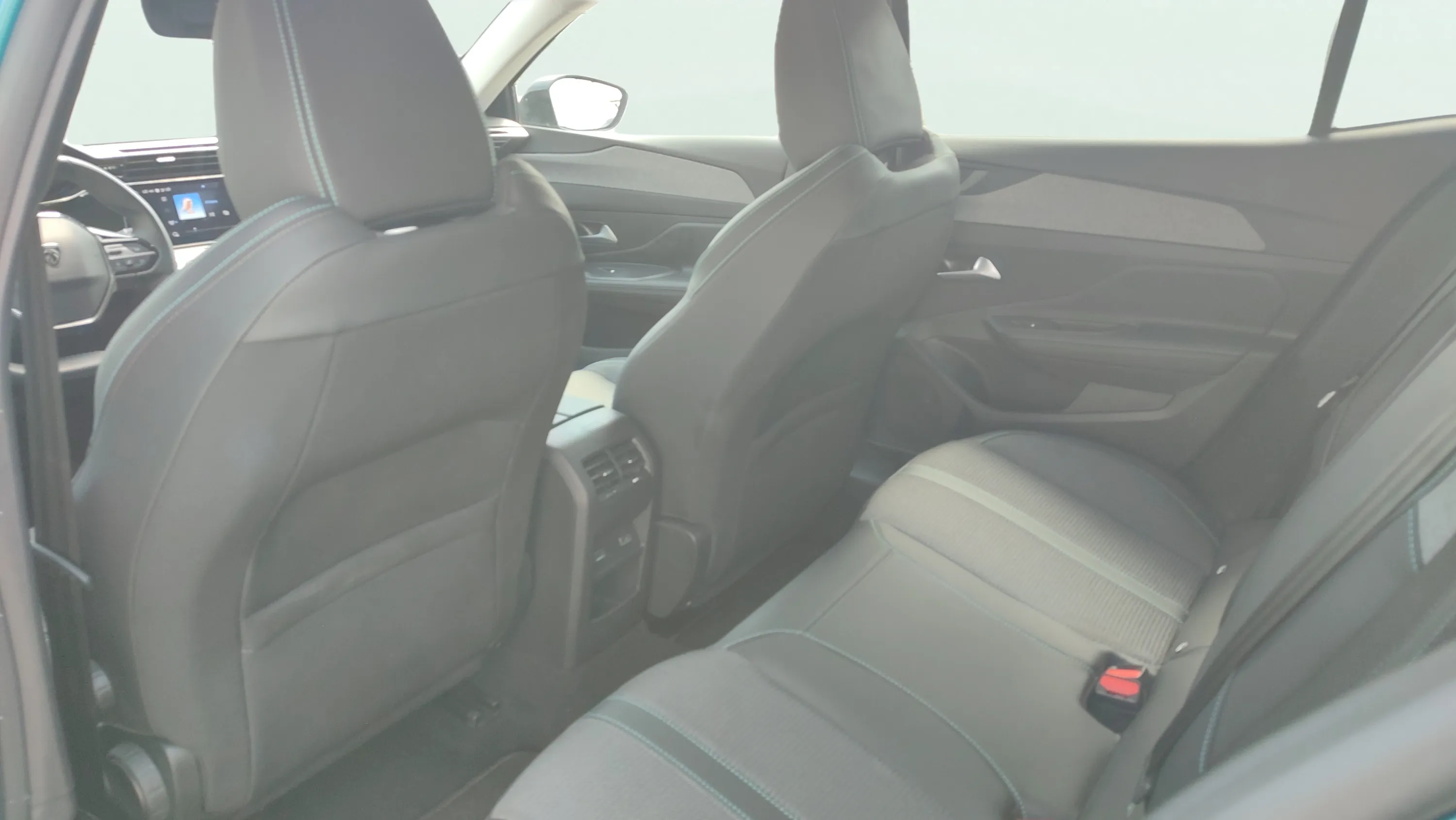 Peugeot 408 Allure Hybrid 145 eDCS6 - foto 16