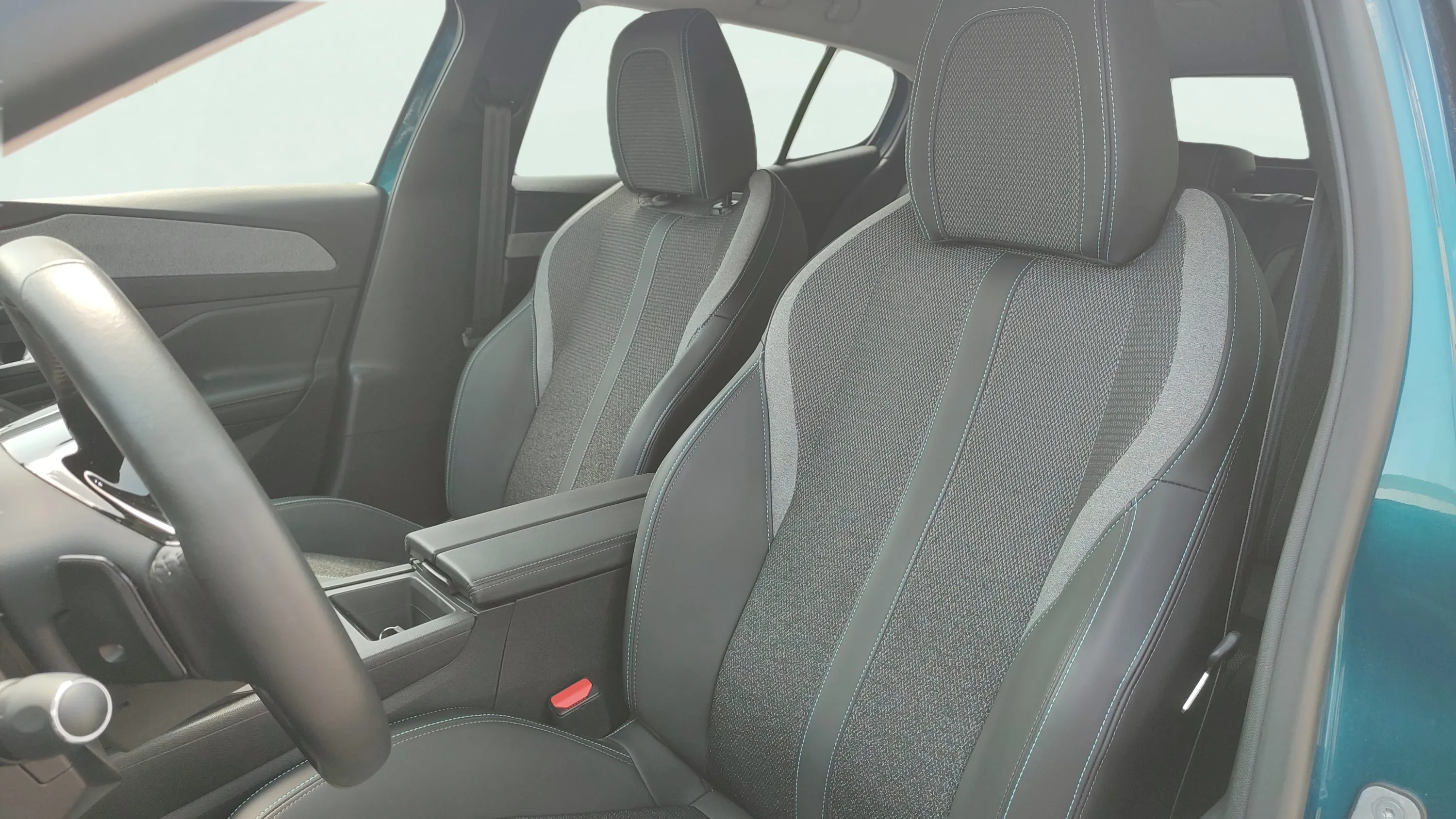 Peugeot 408 Allure Hybrid 145 eDCS6 - foto 15