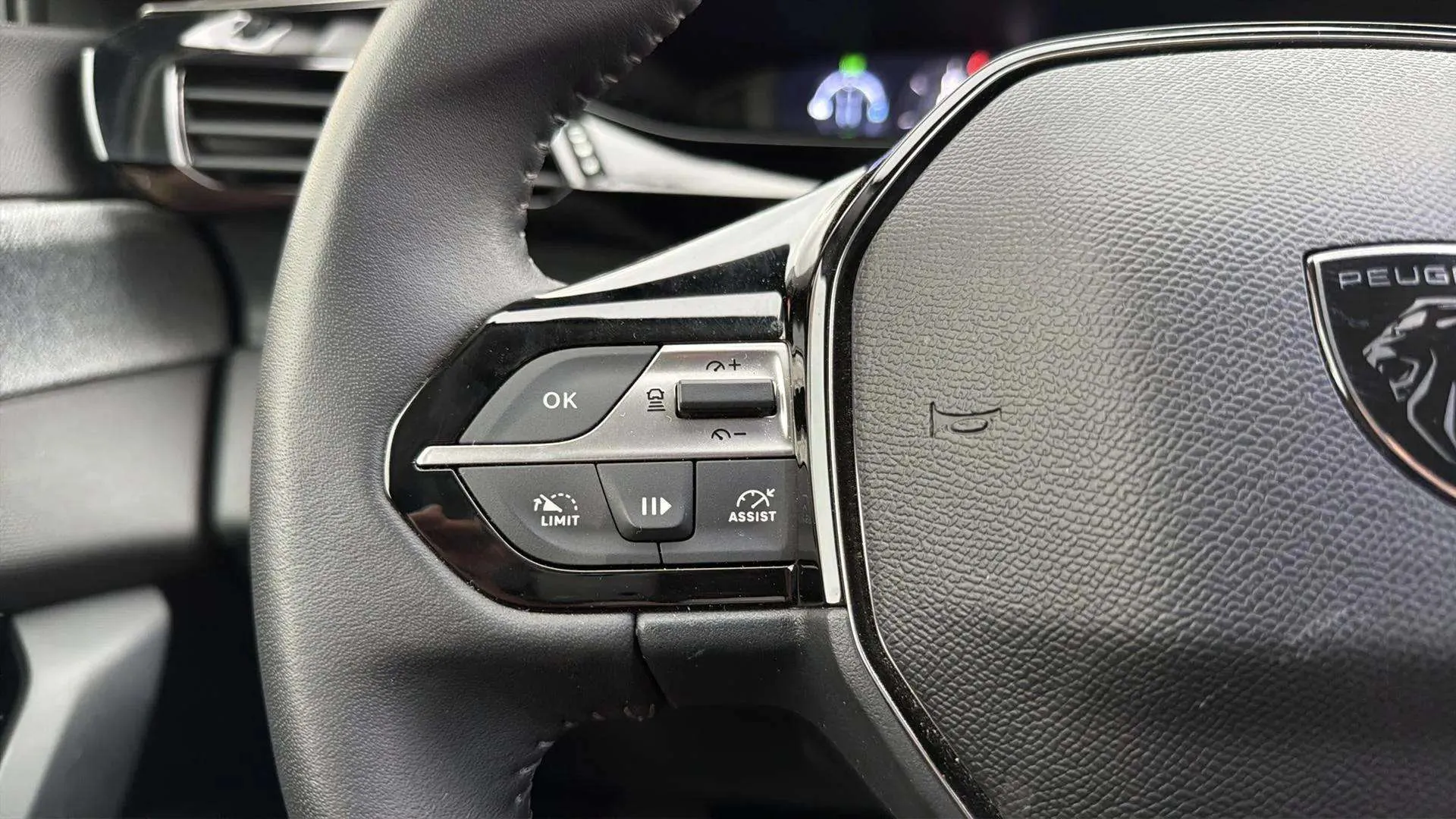 Peugeot 408 Allure Hybrid 136 eDCS6 - foto 11