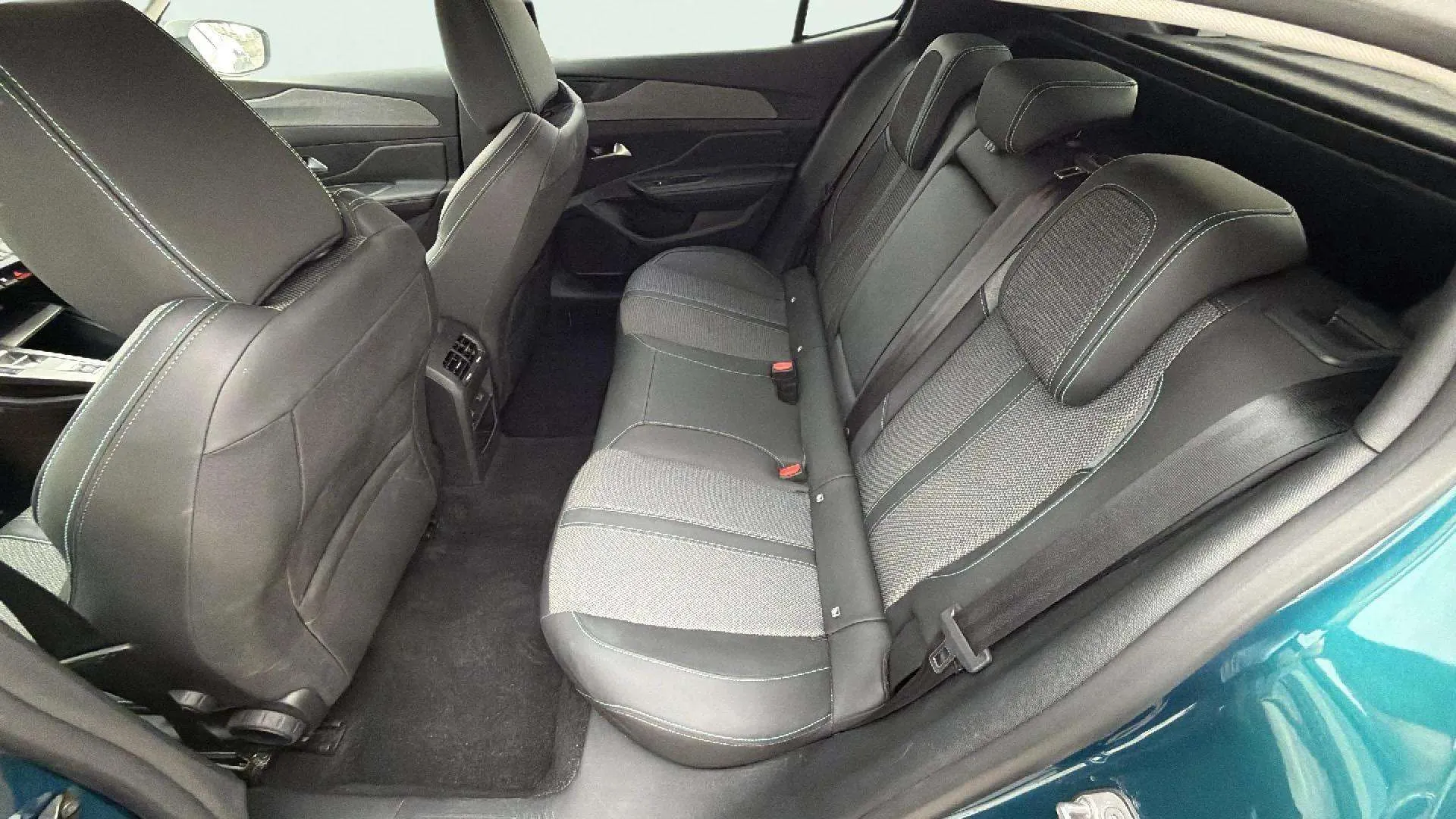 Peugeot 408 Allure Hybrid 136 eDCS6 - foto 17