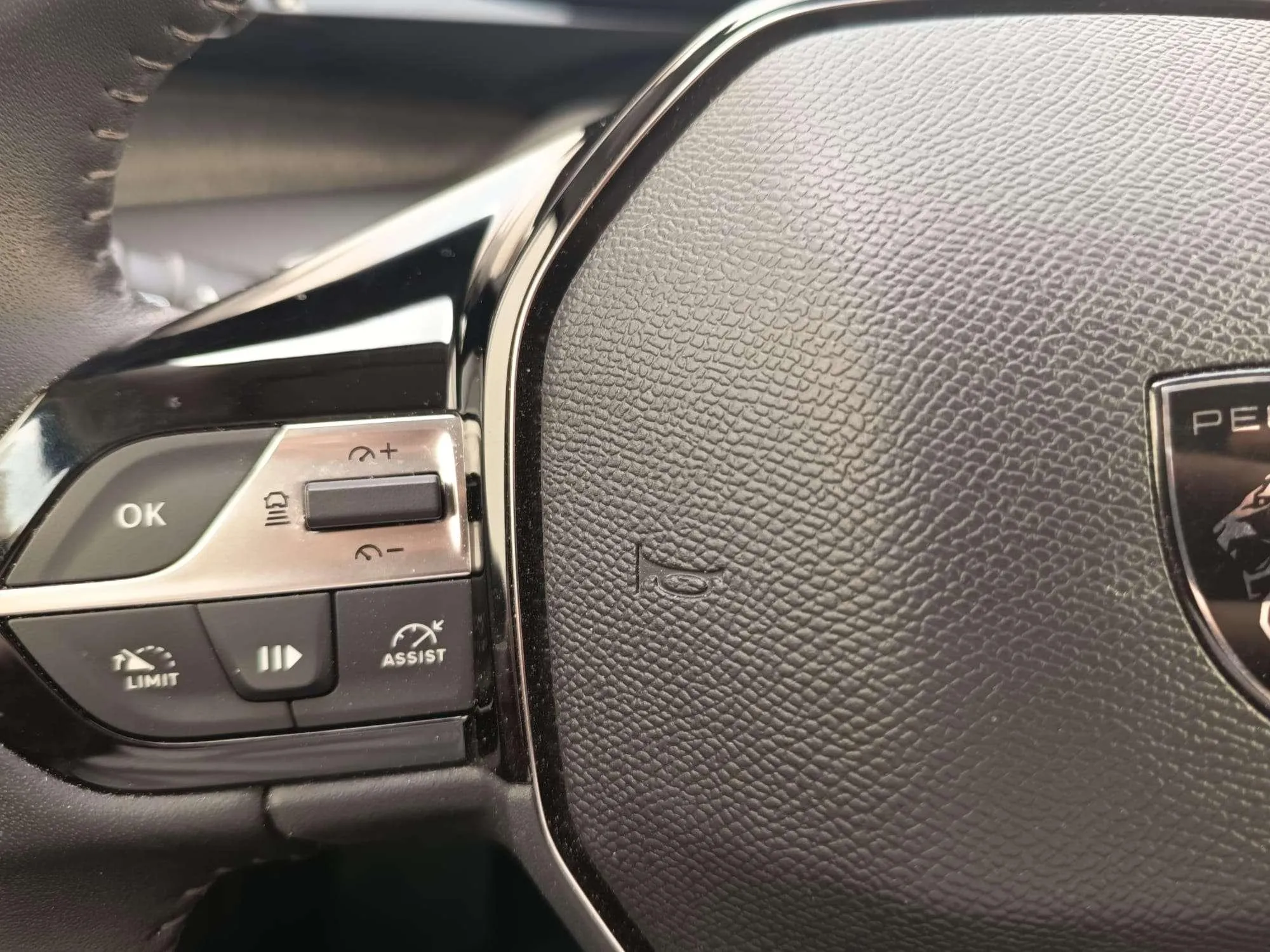 Peugeot 408 Allure Hybrid 145 eDCS6 - foto 11