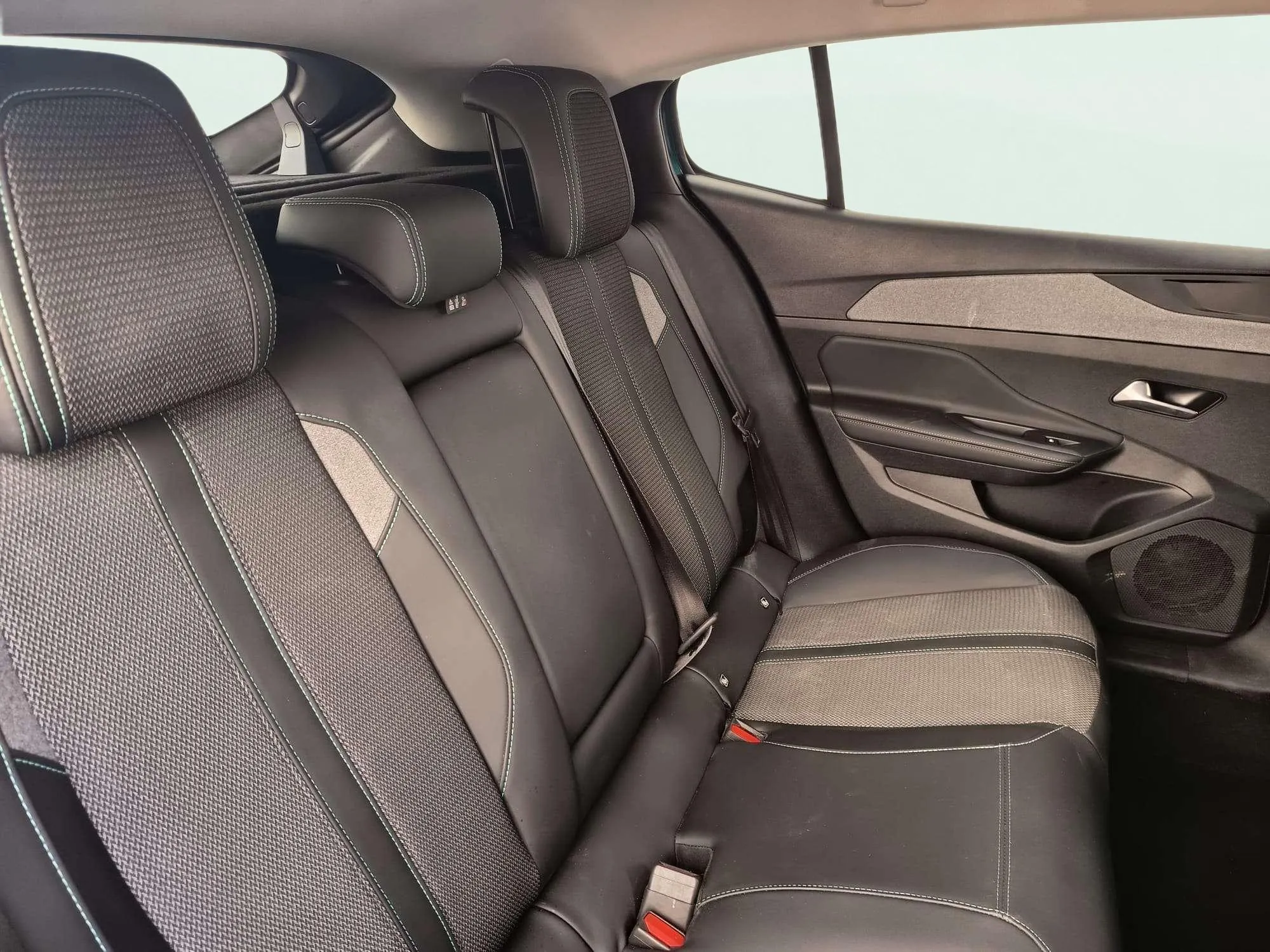 Peugeot 408 Allure Hybrid 145 eDCS6 - foto 19