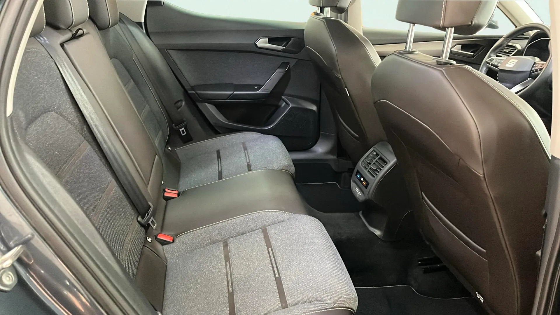 SEAT León 2.0 TDI DSG-7 FR Go L - foto 17