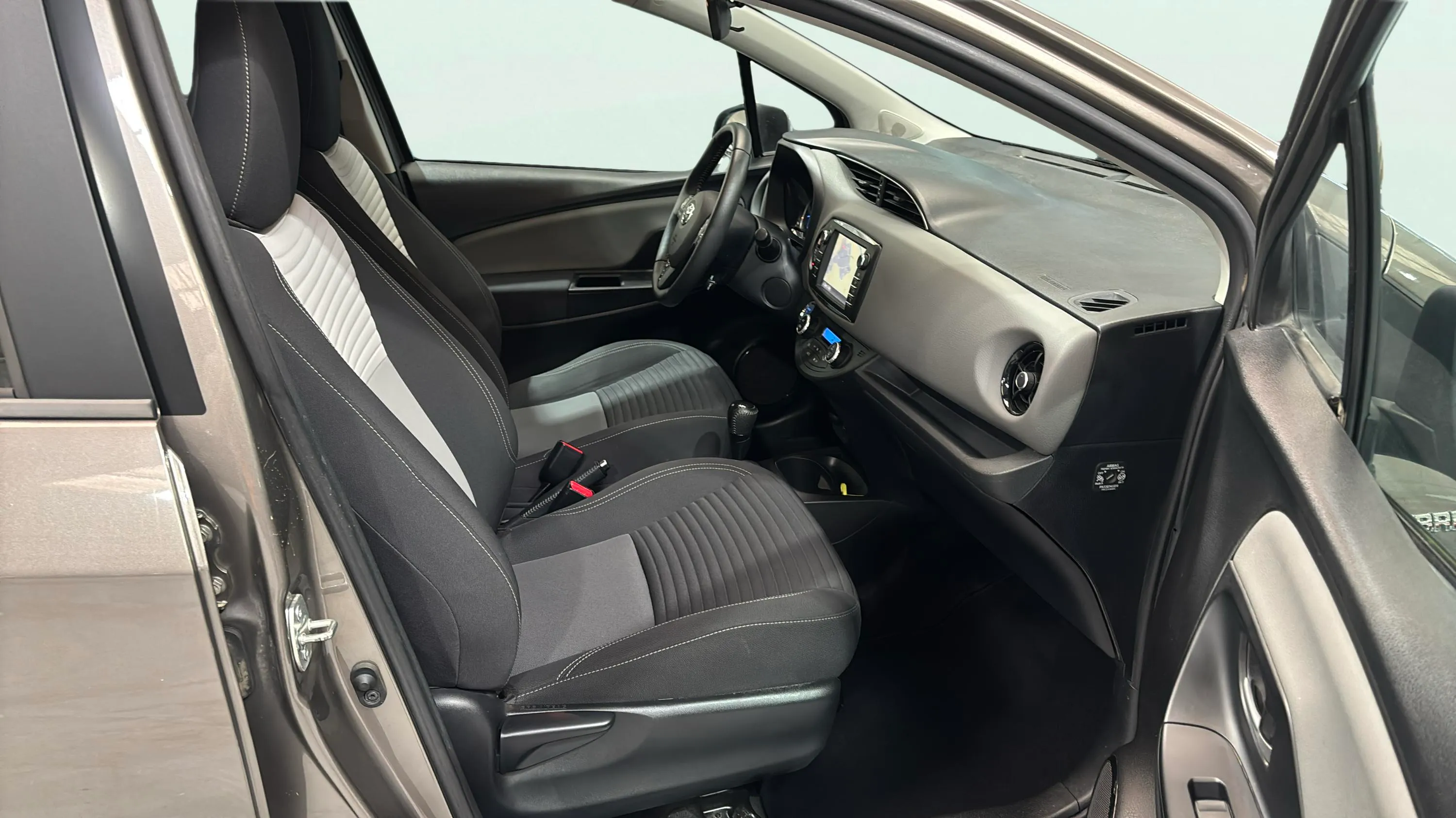 Toyota Yaris 1.5 120H Business Plus - foto 15