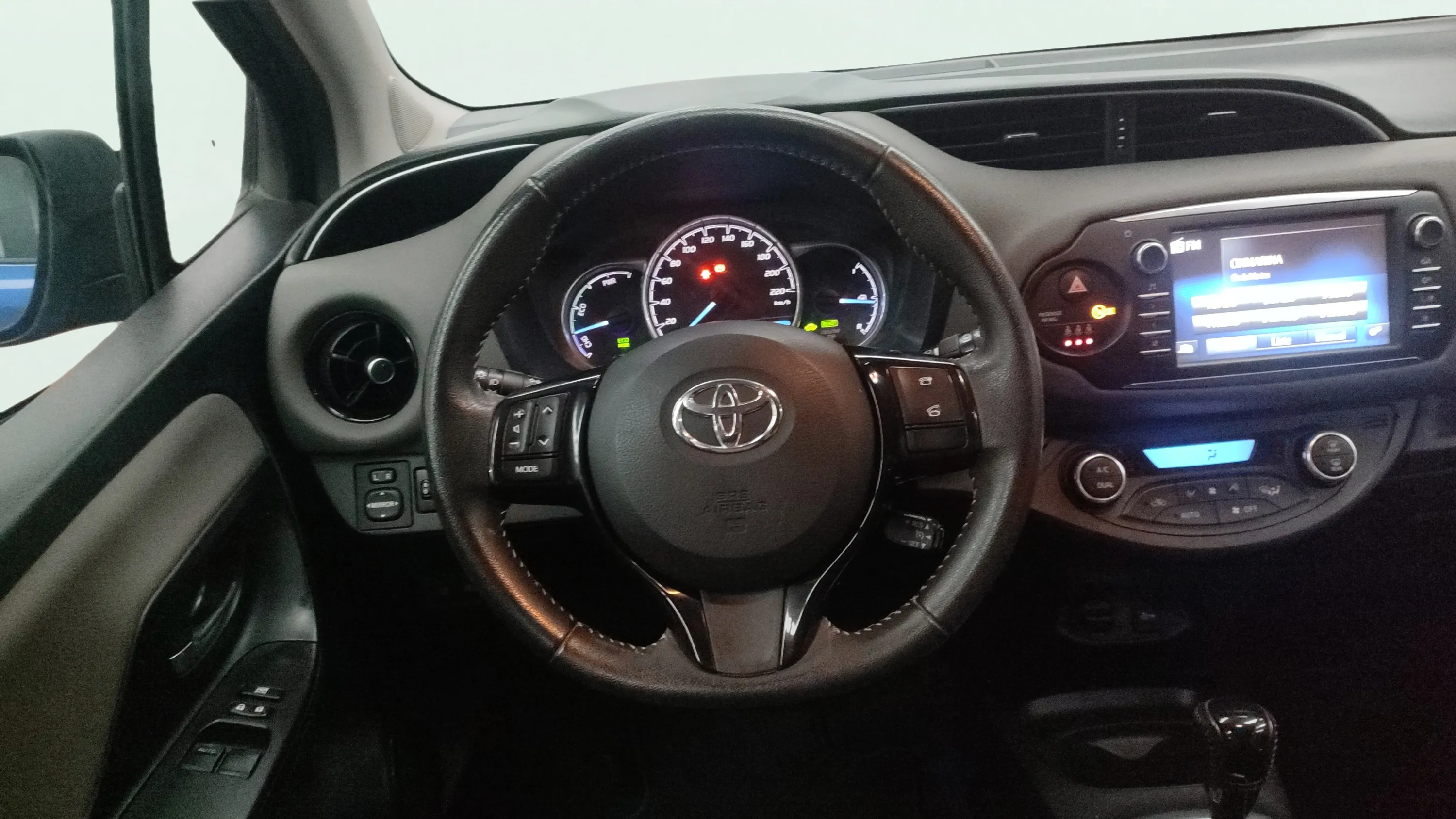 Toyota Yaris 1.5 100H Advance - foto 9